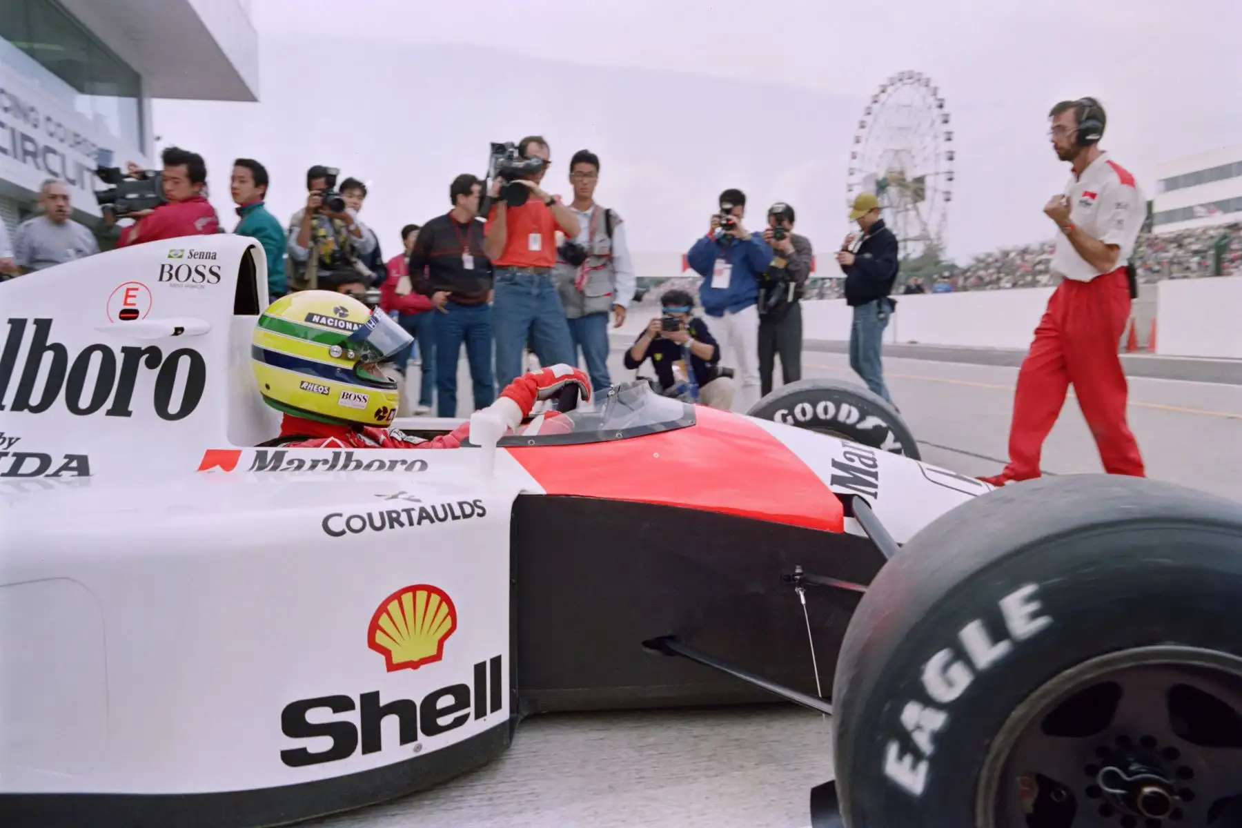 El piloto de McLaren, Ayrton Senna de Brasil, abandona su foso durante la segunda sesión de práctica cronometrada del Gran Premio de Japón en Suzuka el 19 de octubre de 1991.Senna registró 1