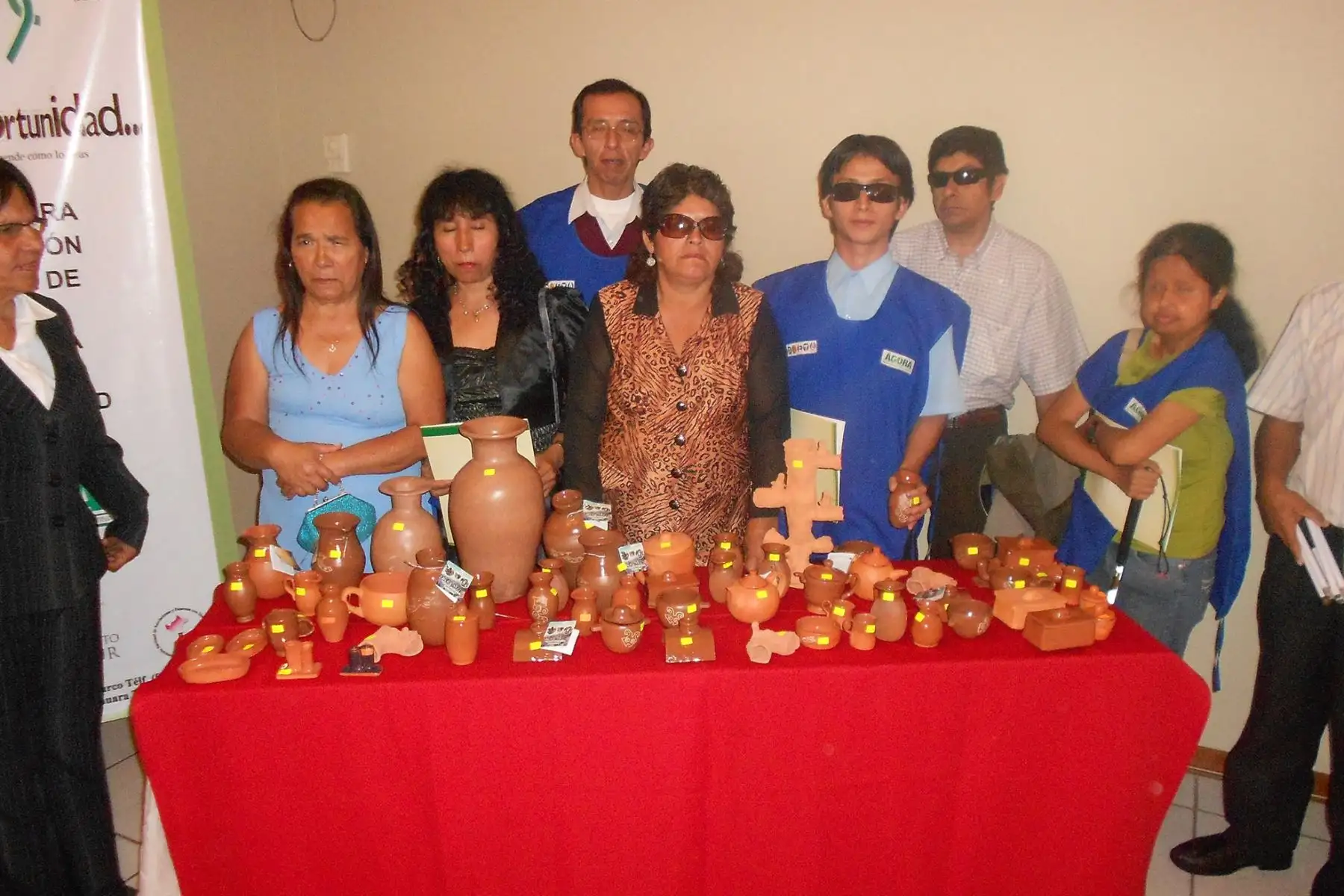 Artesanos con discapacidad de la región Lambayeque elaboran variados artículos decorativos y utilitarios en cerámica.