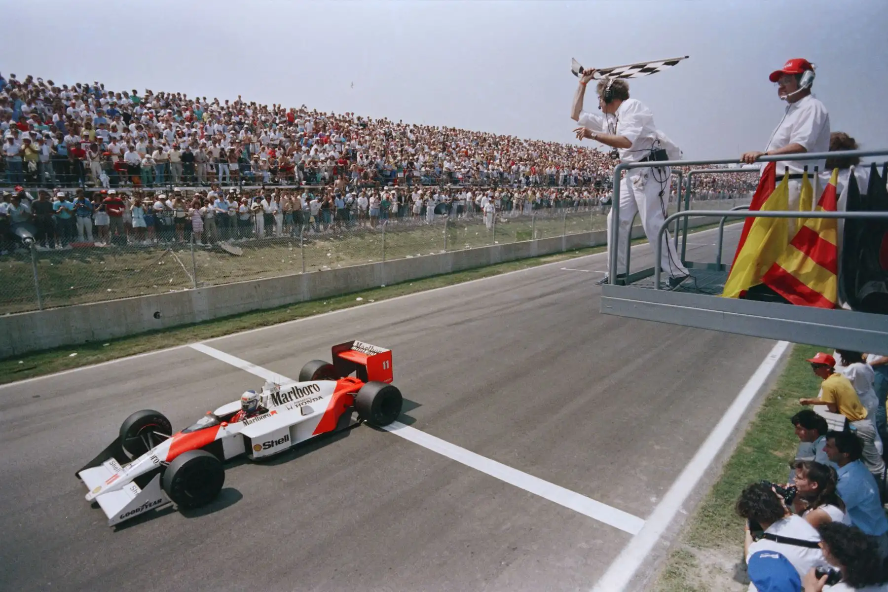 El piloto brasileño de Fórmula Uno, Ayrton Senna, montando su McLaren N1, obtiene la bandera checquered cuando cruza la línea de meta para ganar el Gran Premio de Canadá de 1988 el 12 de junio de 1988. 
Foto:AFP