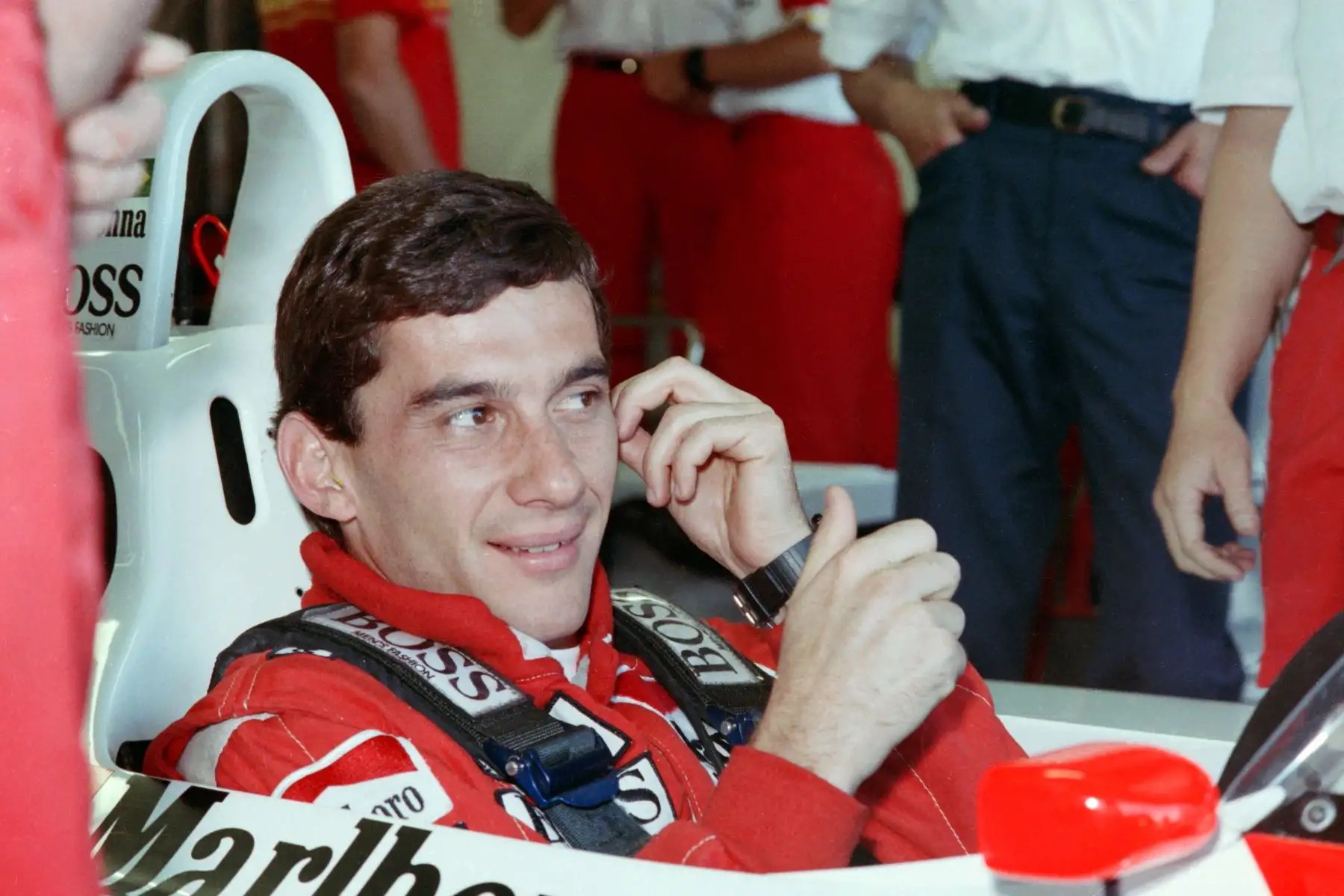 Foto de archivo tomada el 12 de noviembre de 1988, el nuevo campeón mundial Ayrton Senna de Brasil sonríe a los miembros de su personal en el hoyo durante la clasificación final para el Gran Premio de F1 de Australia en Adelaide. 
Foto:AFP