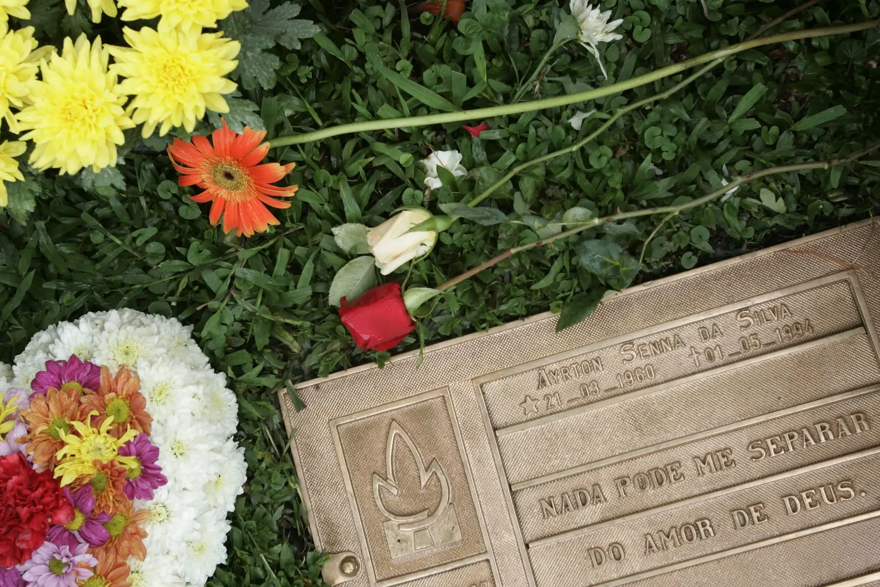 Esta foto de archivo tomada el 19 de octubre de 2006. Las flores se encuentran alrededor de la tumba placa de bronce del último tricampeón del mundo piloto brasileño Ayrton Senna con un mensaje que dice "Nada puede separarme del amor de Dios", en Morumby. cementerio en Sao Paulo, Brasil.
Foto: AFP