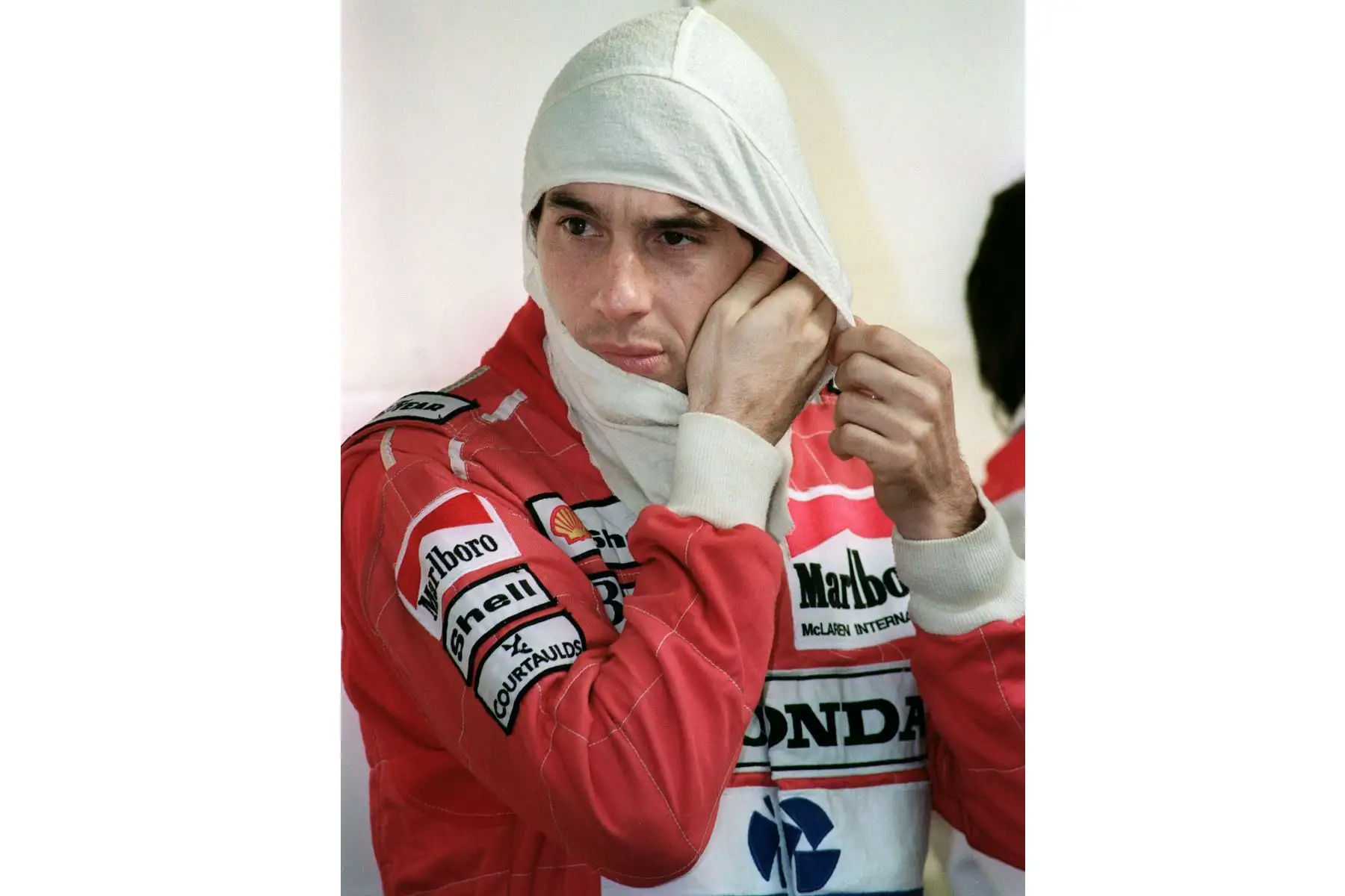 Foto tomada el 1 de mayo del 94, se muestra a los rescatistas reunidos alrededor de los restos del auto de carreras de Williams después del fatal accidente de la brasileña Ayrton Senna en el Gran Premio de San Marino. 
Foto:AFP