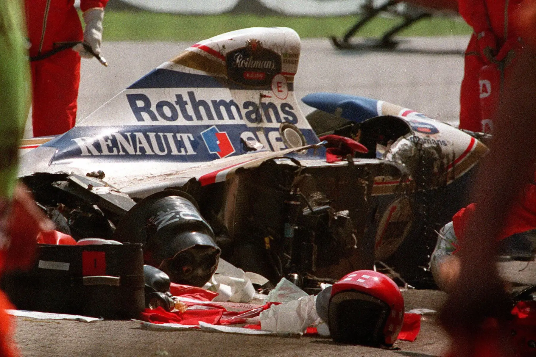 Foto tomada el 1 de mayo del 94, se muestra a los rescatistas reunidos alrededor de los restos del auto de carreras de Williams después del fatal accidente de la brasileña Ayrton Senna en el Gran Premio de San Marino. 
Foto:AFPFoto: AFP