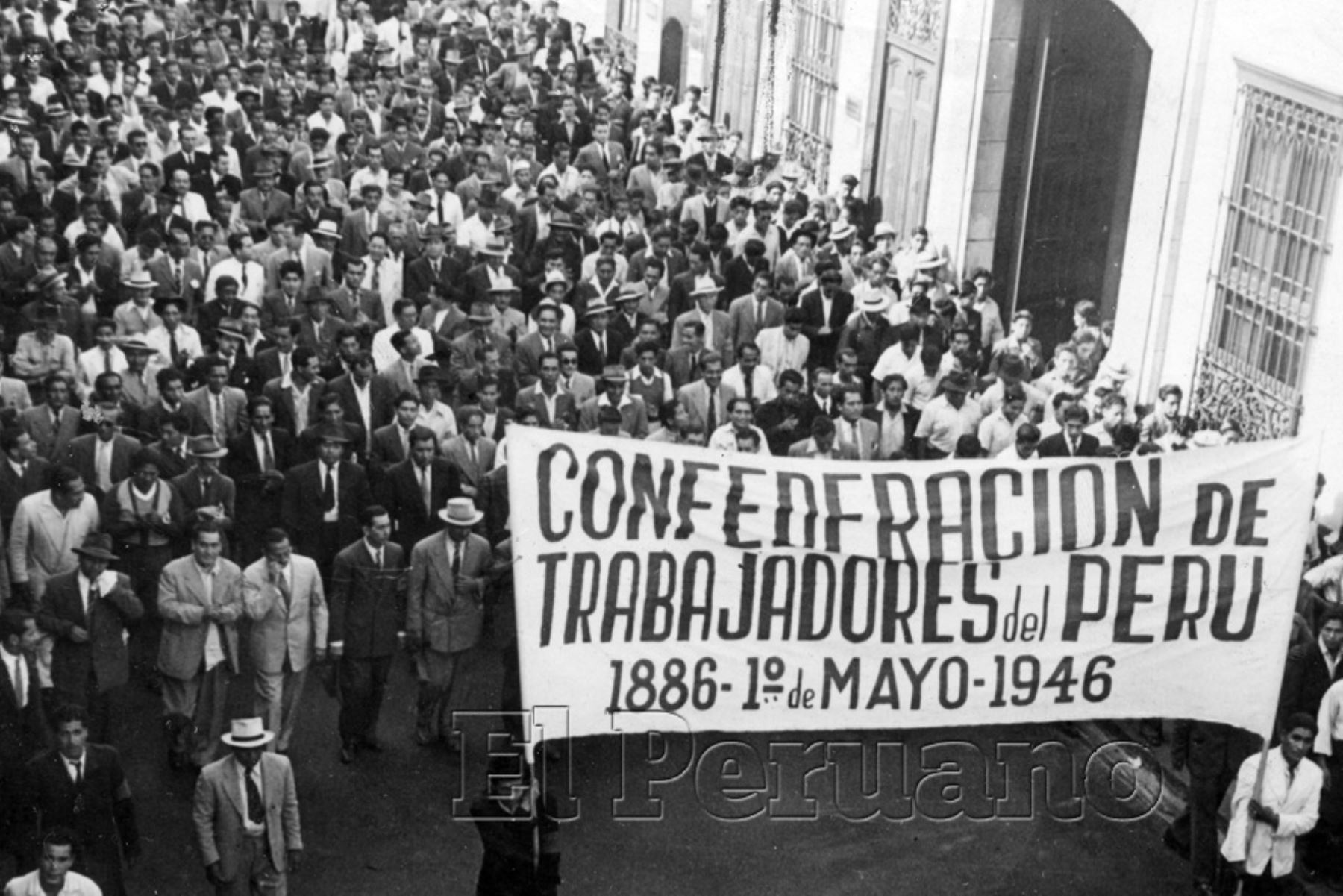 Lima, año 1946 / Marcha pacifica de la Confederación de Trabajadores del Perú, banderola de la Confederación de Trabajadores del Perú 1886 - 1° de Mayo - 1946. DIa del trabajo.
Foto: ANDINA/archivo