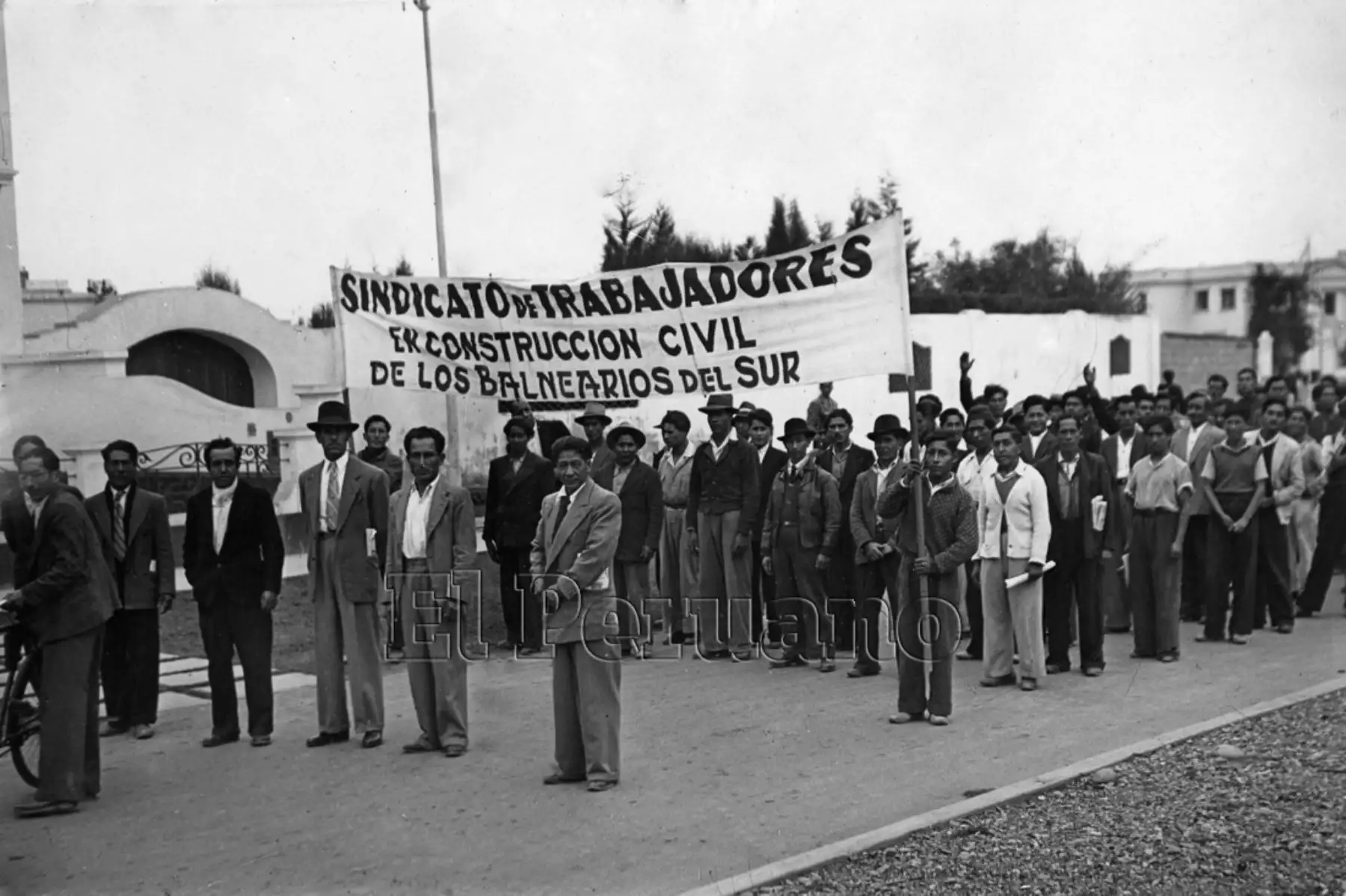 Lima - 1° mayo 1946 / Marcha pacífica de trabajadores   agremiados en organizaciones sindicales, portando banderolas en las celebraciones por el Día del Trabajo.  Foto: Archivo/ El Peruano