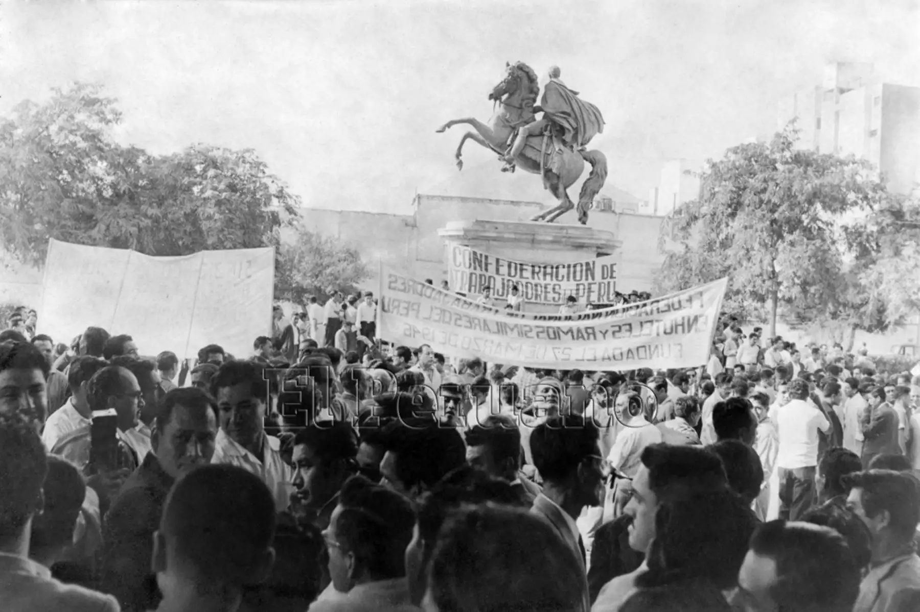 Lima - 1° mayo 1961 / Concentración de trabajadores portando banderolas, reunidos en la Plaza Bolivar en el Día del Trabajo.
Foto:Archivo / El Peruano