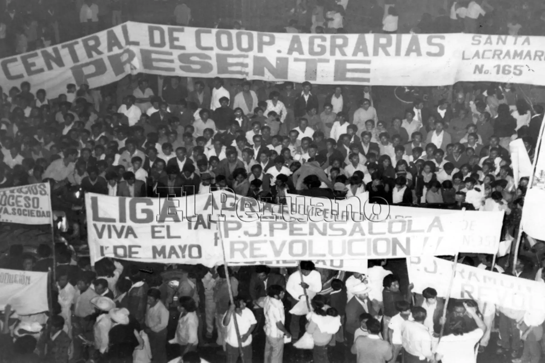 Ancash - 1° mayo 1974 / Marcha de trabajadores al Gran Mitin por el Día del Trabajo en la Plaza de Armas de Chimbote. 
Foto: Archivo / El Peruano
