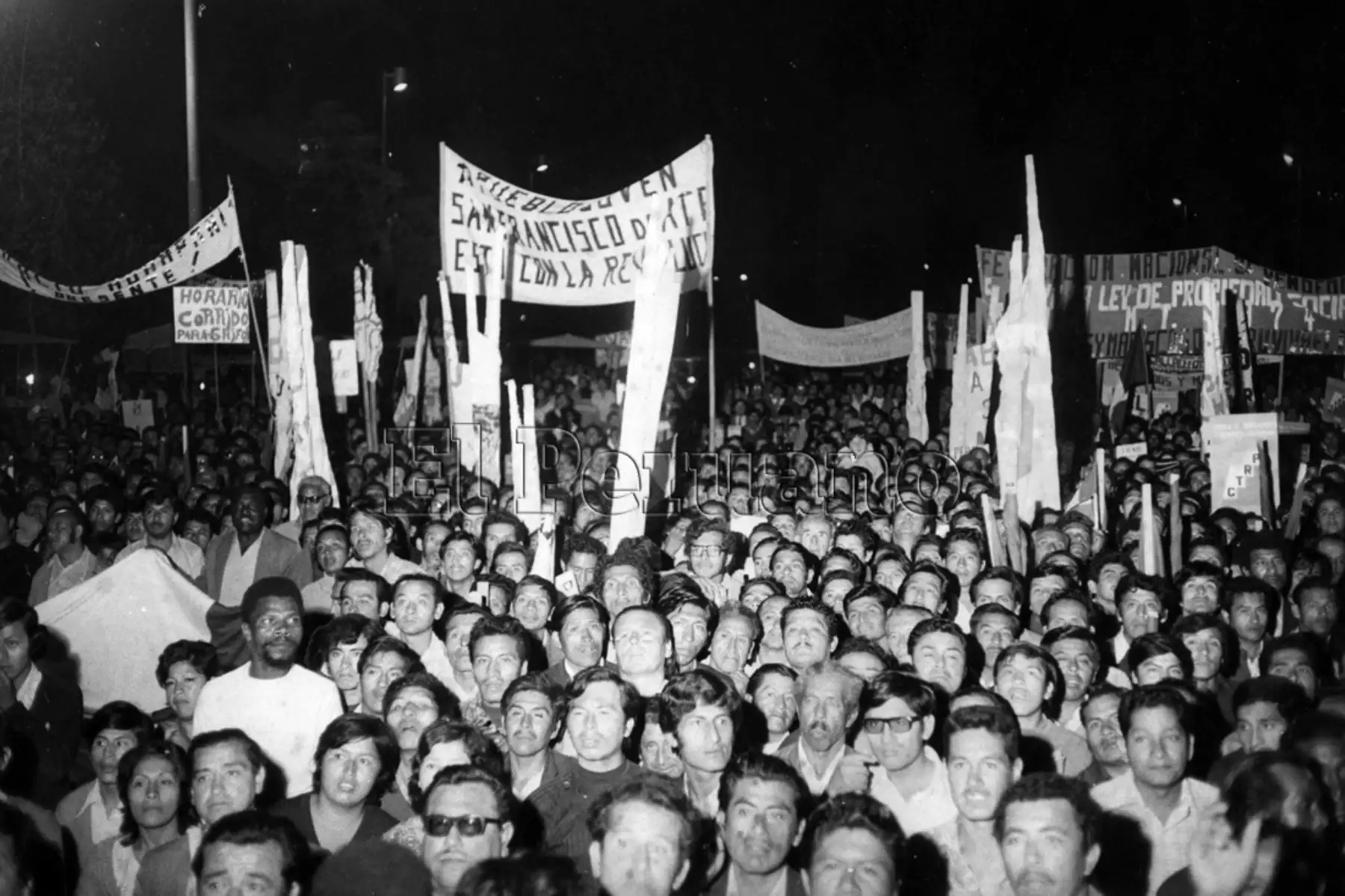 Lima - 1° mayo 1974 / Multitud de trabajadores agremiados  portando banderolas reunidos en plantón en conmemoración al aniversario del Día del Trabajo.
Foto: Archivo/ El Peruano