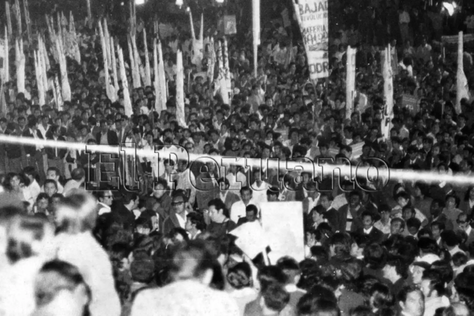 Lima - 1° mayo 1974 / Multitud de trabajadores agremiados  portando banderolas reunidos en plantón en conmemoración al aniversario del Día del Trabajo.
Foto: Archivo/ El Peruano
