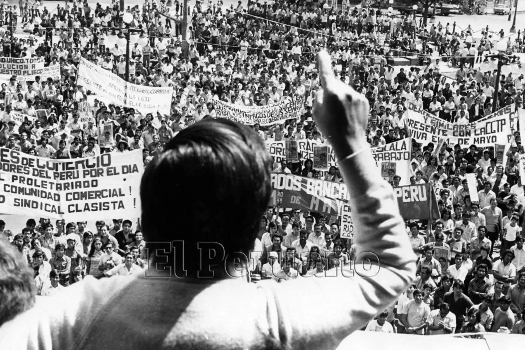 Lima - 1° mayo 1975 / Multitud de trabajadores participando en mitín, como acto celebratorio por el Día del Trabajo.
Foto: Archivo / El Peruano