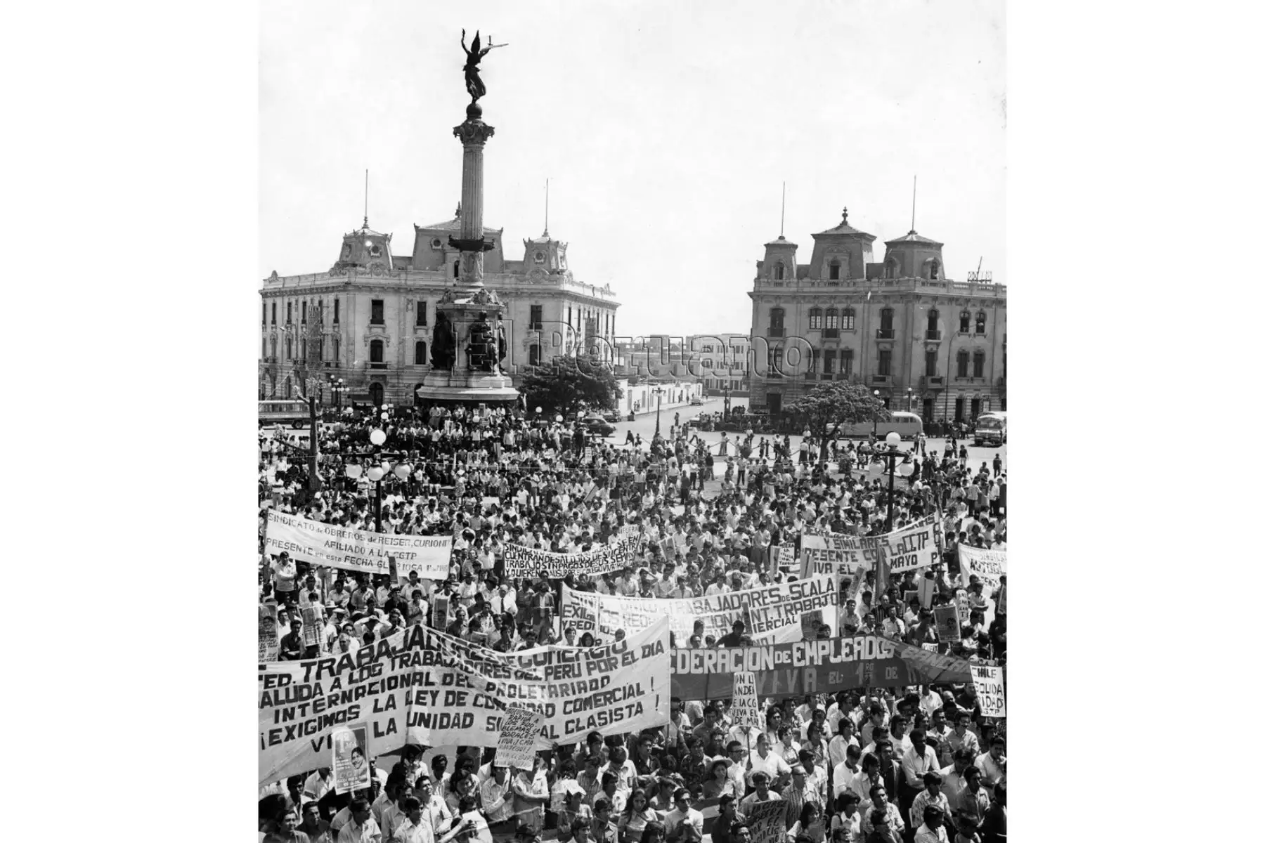 Lima - 1° mayo 1990 / Trabajadores en manifestación participando en mitín, reunidos en la Plaza Dos de Mayo, como celebración por el Día del Trabajo.
Foto: ANDINA/Archivo