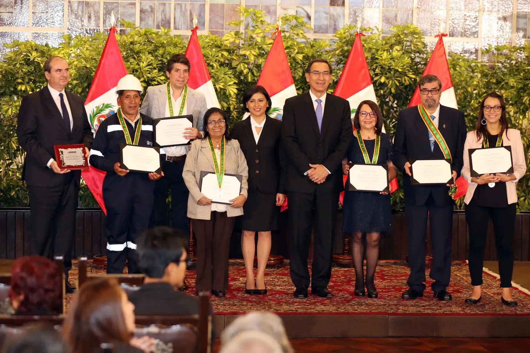 El presidente de la República, Martín Vizcarra junto con la ministra de Trabajo y Promoción del Empleo, Sylvia Cáceres, otorgaron reconocimiento " Orden del Trabajo 2019".Foto: ANDINA/Difusión