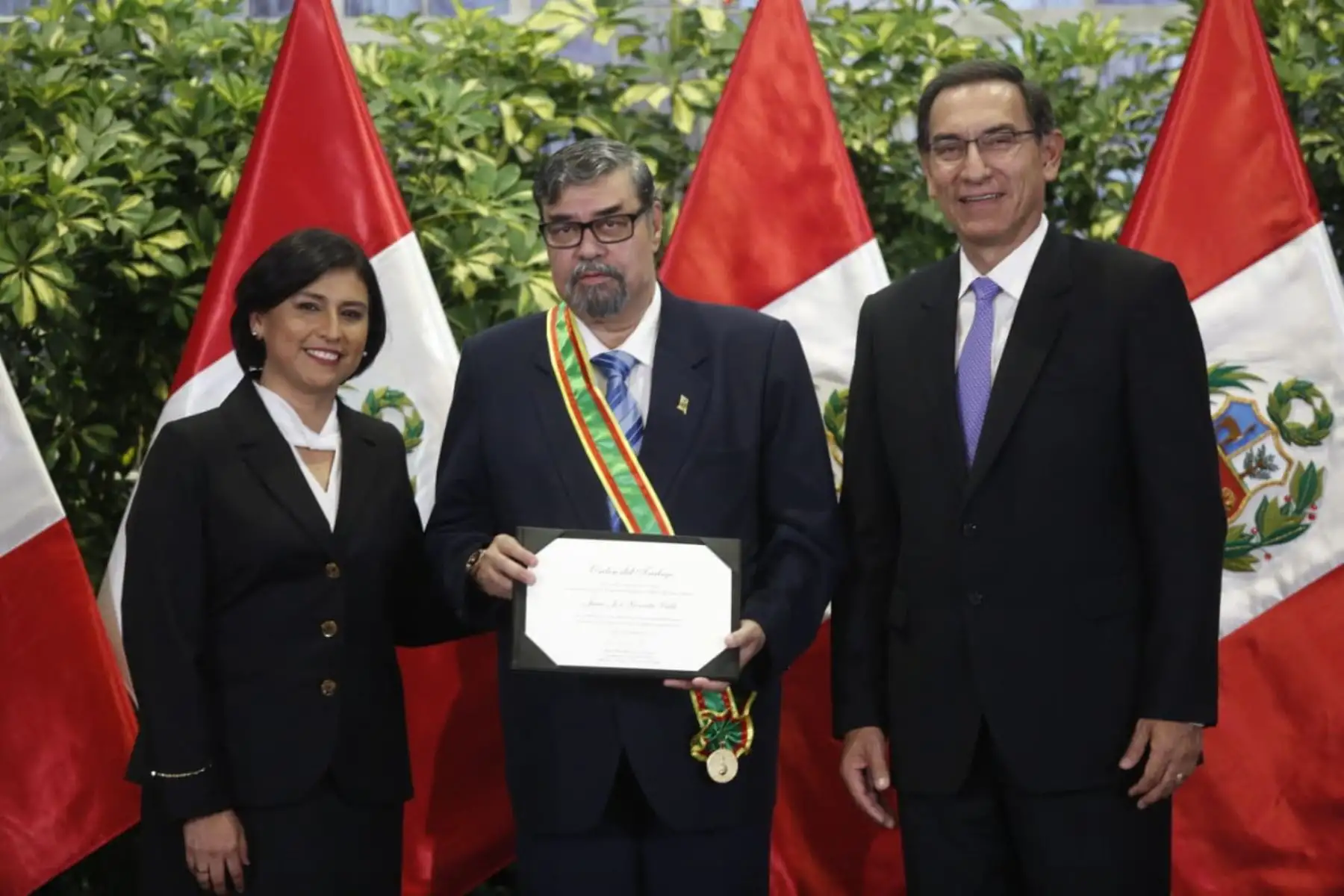 El presidente de la República, Martín Vizcarra junto con la ministra de Trabajo y Promoción del Empleo, Sylvia Cáceres, otorgaron reconocimiento " Orden del Trabajo 2019".Foto: ANDINA/Difusión