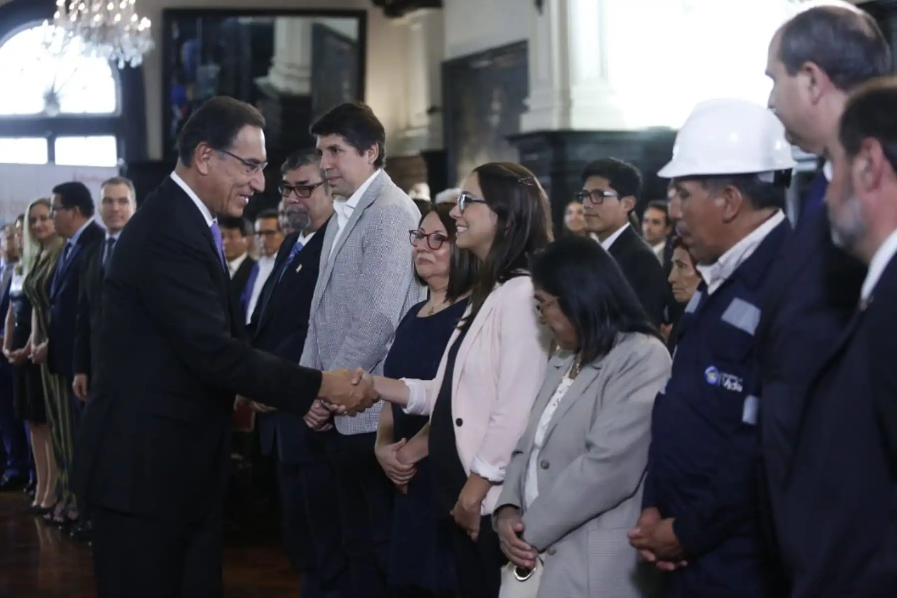 El presidente de la República, Martín Vizcarra junto con la ministra de Trabajo y Promoción del Empleo, Sylvia Cáceres, otorgaron reconocimiento " Orden del Trabajo 2019".
Foto: ANDINA/Presidencia