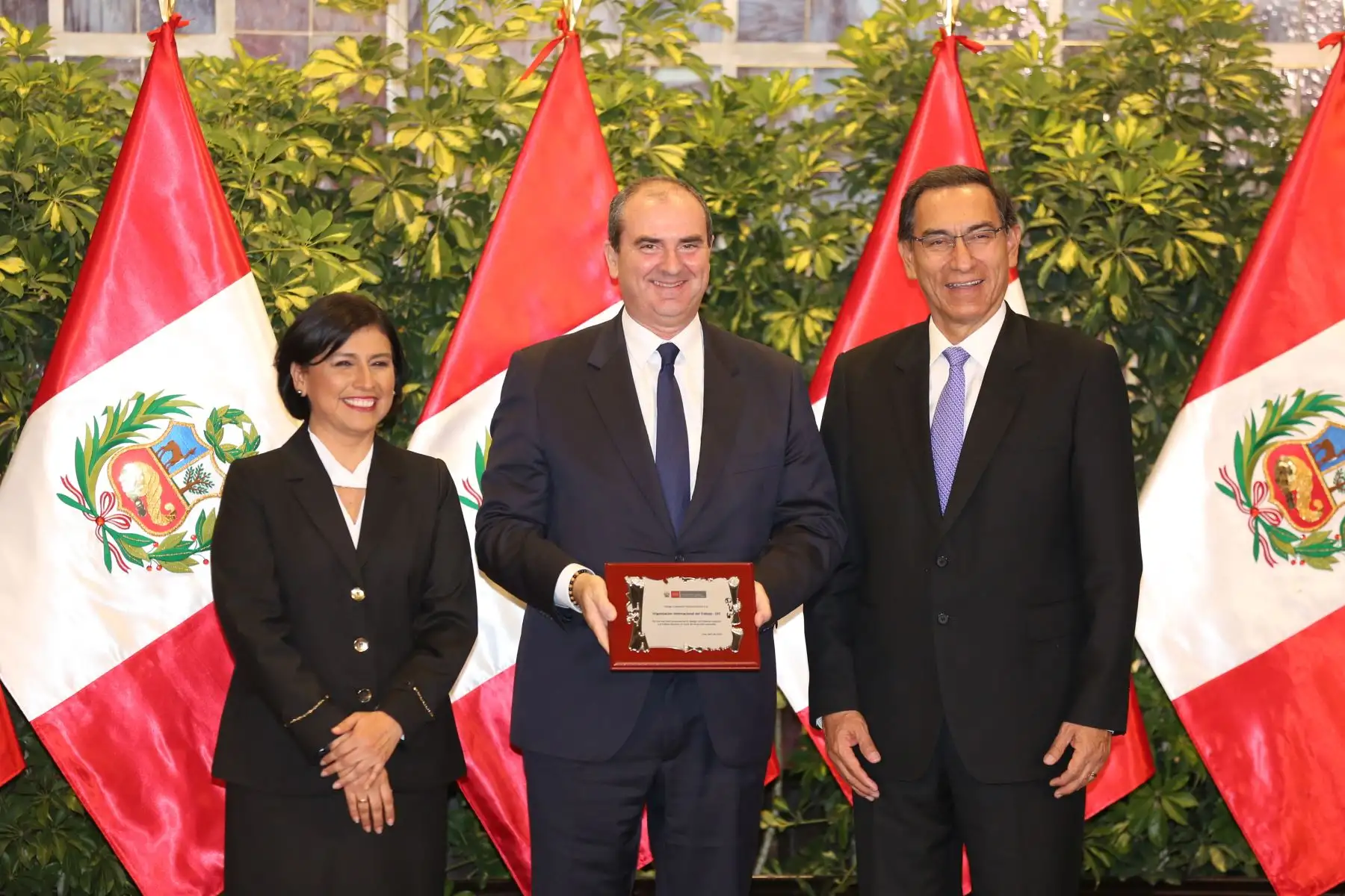 El presidente de la República, Martín Vizcarra junto con la ministra de Trabajo y Promoción del Empleo, Sylvia Cáceres, otorgaron reconocimiento " Orden del Trabajo 2019".Foto: ANDINA/Presidencia