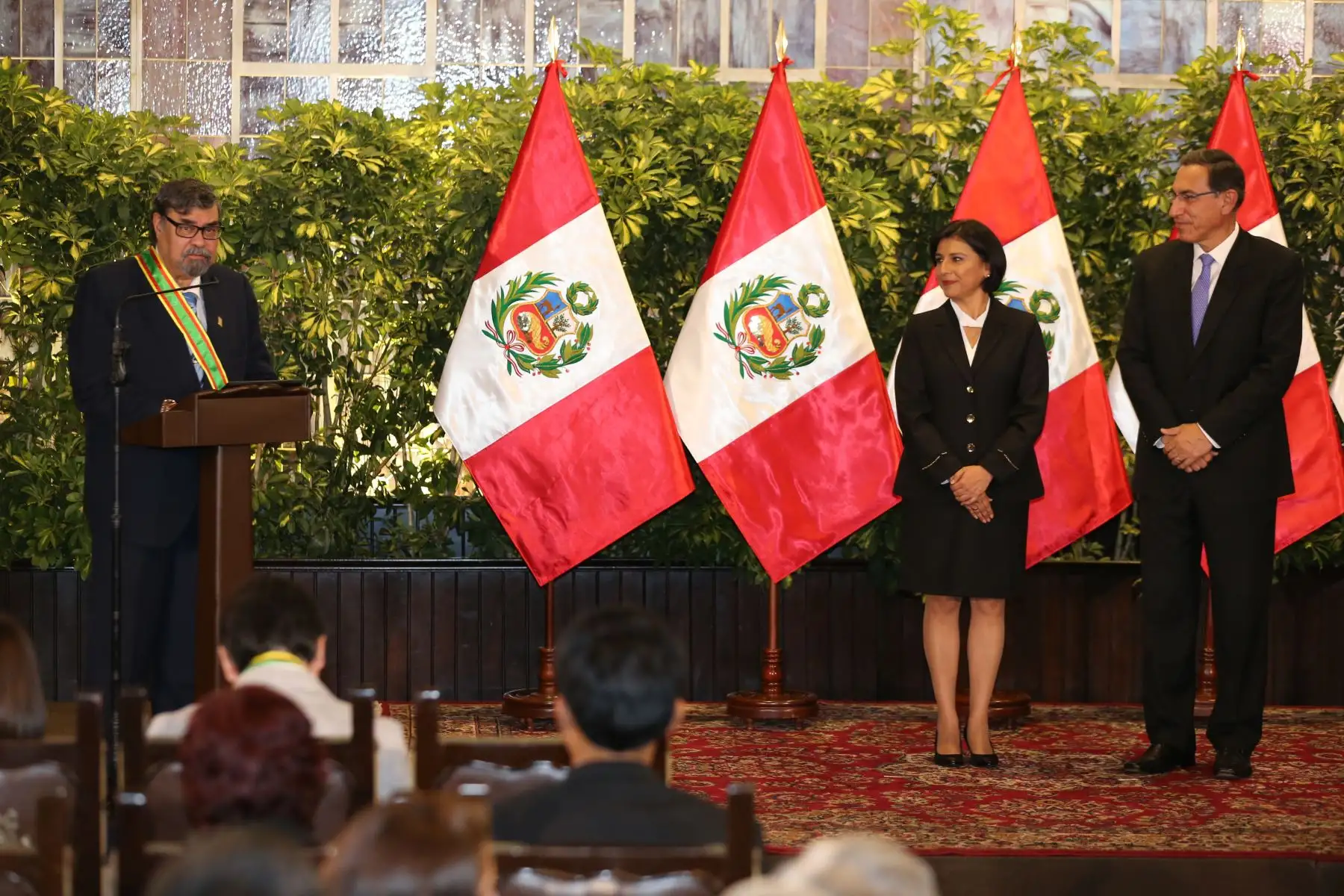 El presidente de la República, Martín Vizcarra junto con la ministra de Trabajo y Promoción del Empleo, Sylvia Cáceres, otorgaron reconocimiento " Orden del Trabajo 2019".Foto: ANDINA/Presidencia