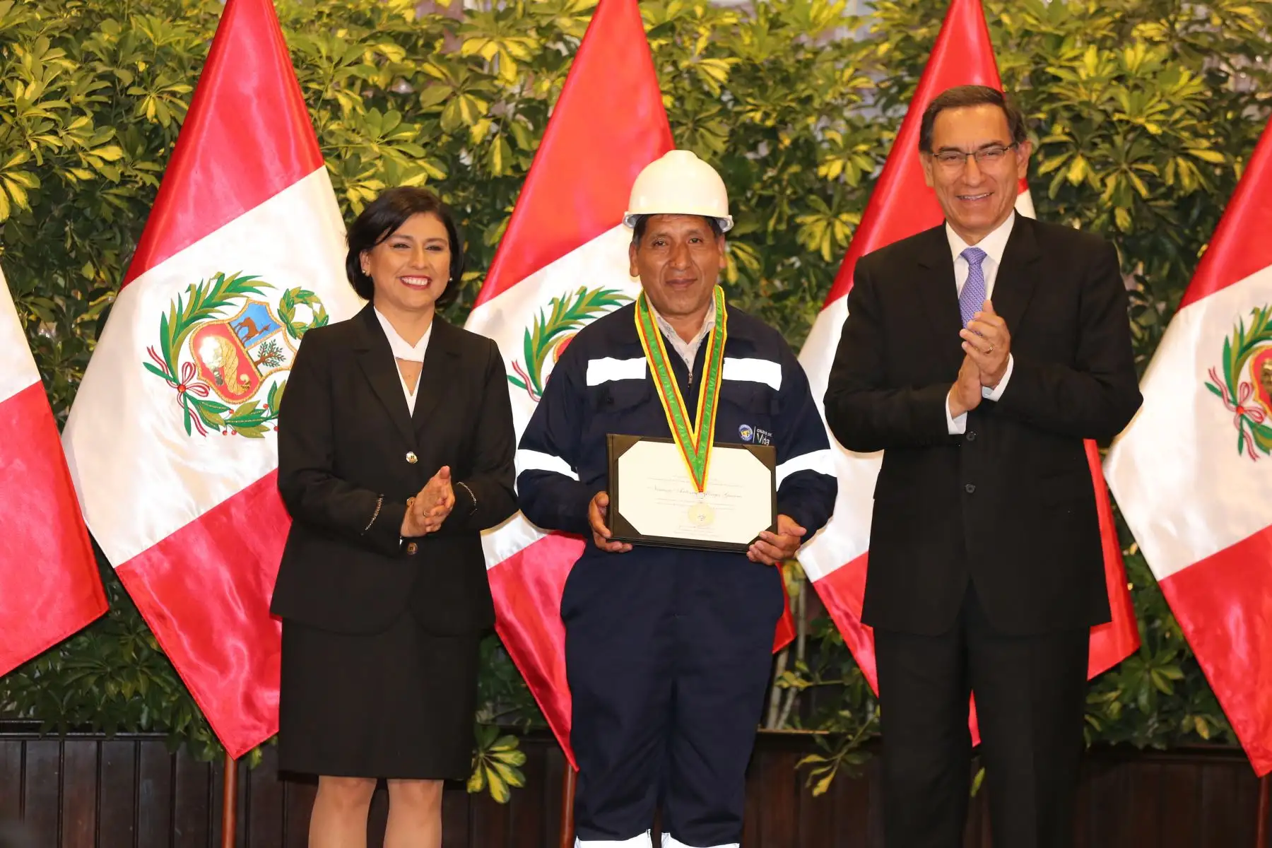 El presidente de la República, Martín Vizcarra junto con la ministra de Trabajo y Promoción del Empleo, Sylvia Cáceres, otorgaron reconocimiento " Orden del Trabajo 2019".Foto: ANDINA/Presidencia