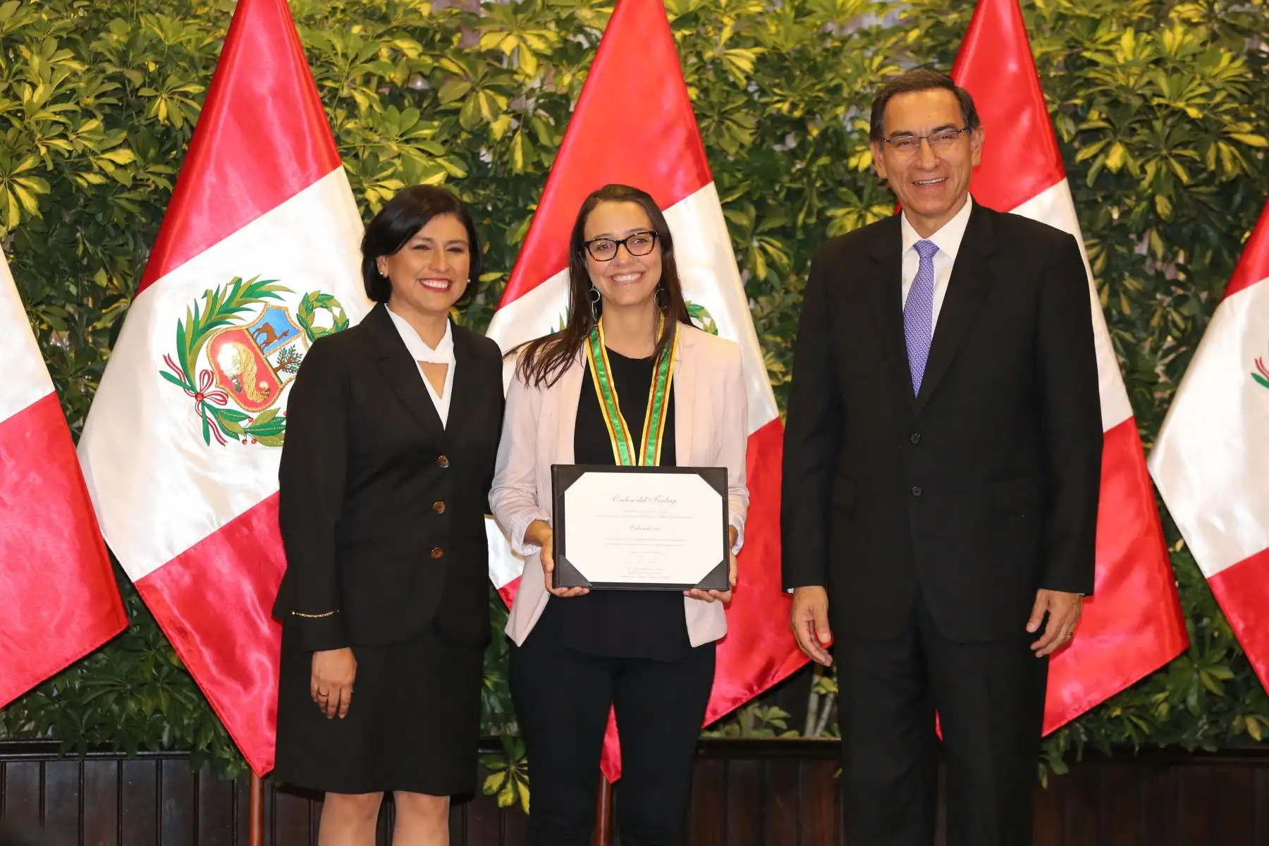 El presidente de la República, Martín Vizcarra junto con la ministra de Trabajo y Promoción del Empleo, Sylvia Cáceres, otorgaron reconocimiento " Orden del Trabajo 2019".Foto: ANDINA/Difusión