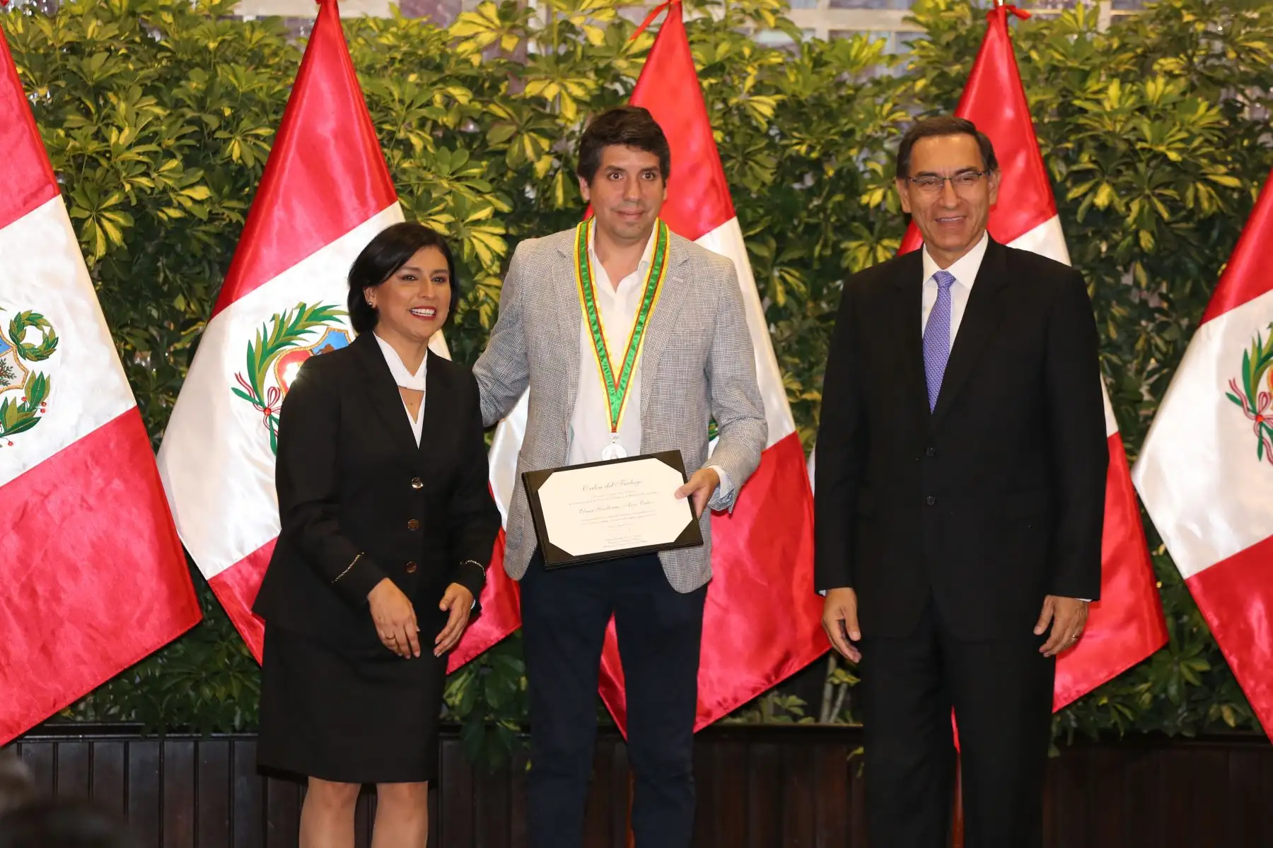 El presidente de la República, Martín Vizcarra junto con la ministra de Trabajo y Promoción del Empleo, Sylvia Cáceres, otorgaron reconocimiento " Orden del Trabajo 2019".Foto: ANDINA/ Presidencia