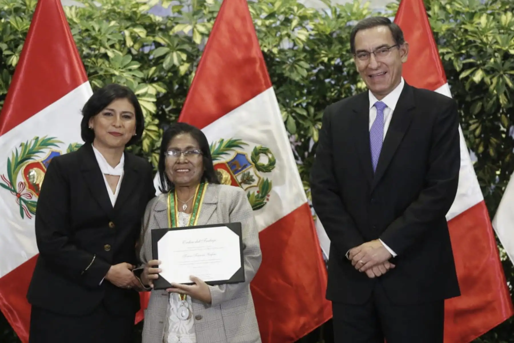 El presidente de la República, Martín Vizcarra junto con la ministra de Trabajo y Promoción del Empleo, Sylvia Cáceres, otorgaron reconocimiento " Orden del Trabajo 2019".Foto: ANDINA/Presidencia