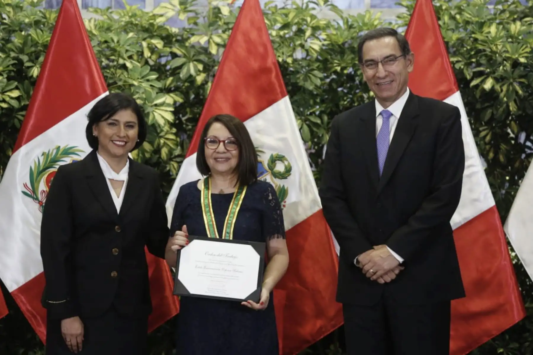 El presidente de la República, Martín Vizcarra junto con la ministra de Trabajo y Promoción del Empleo, Sylvia Cáceres, otorgaron reconocimiento " Orden del Trabajo 2019".Foto: ANDINA/Presidencia