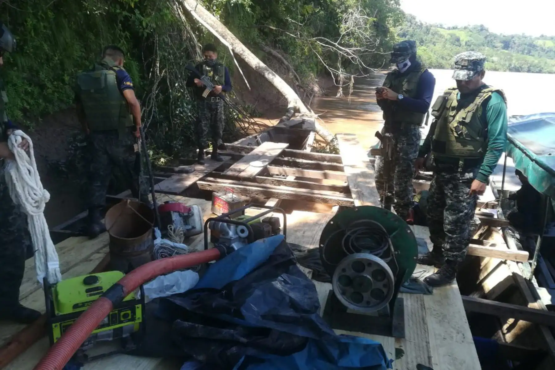 Miembros de la Marina de Guerra del Perú ejecutan operativo contra la minería ilegal en ríos de Huánuco. ANDINA/Difusión