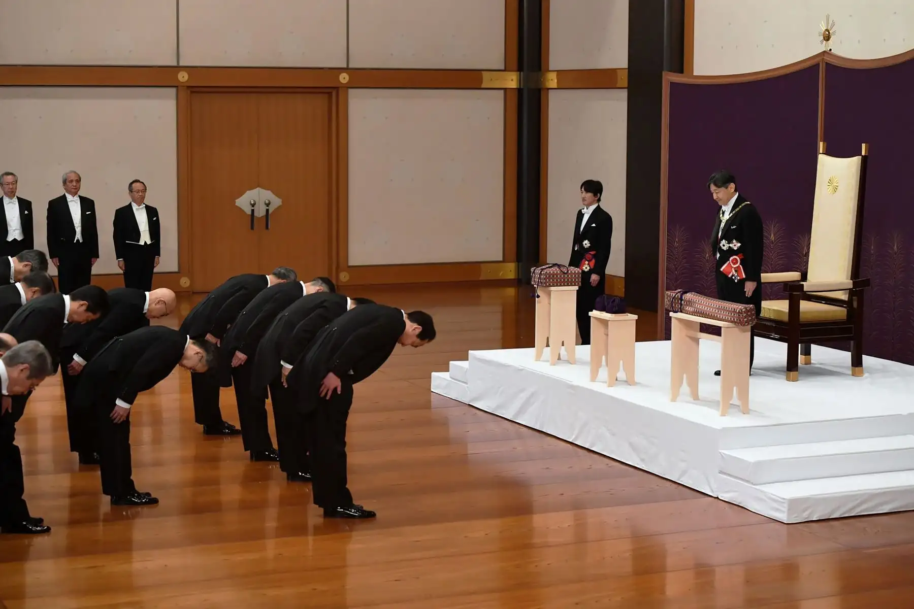 El nuevo emperador de Japón, Naruhito, ascendió al Trono, un día después de que su padre abandonara la monarquía más antigua del mundo. Foto: AFP