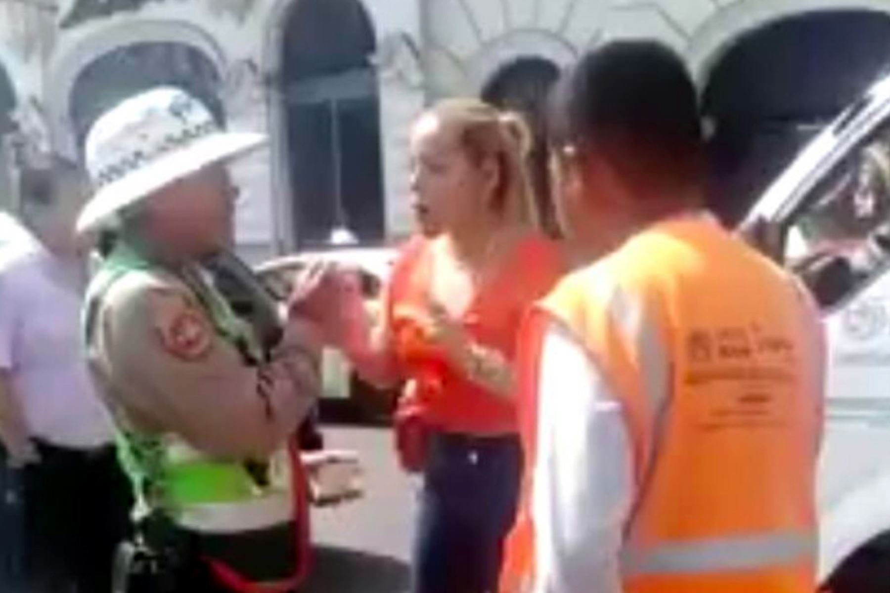 Mujer agredió a policía y ahora será denunciada penalmente. Foto: Twitter.