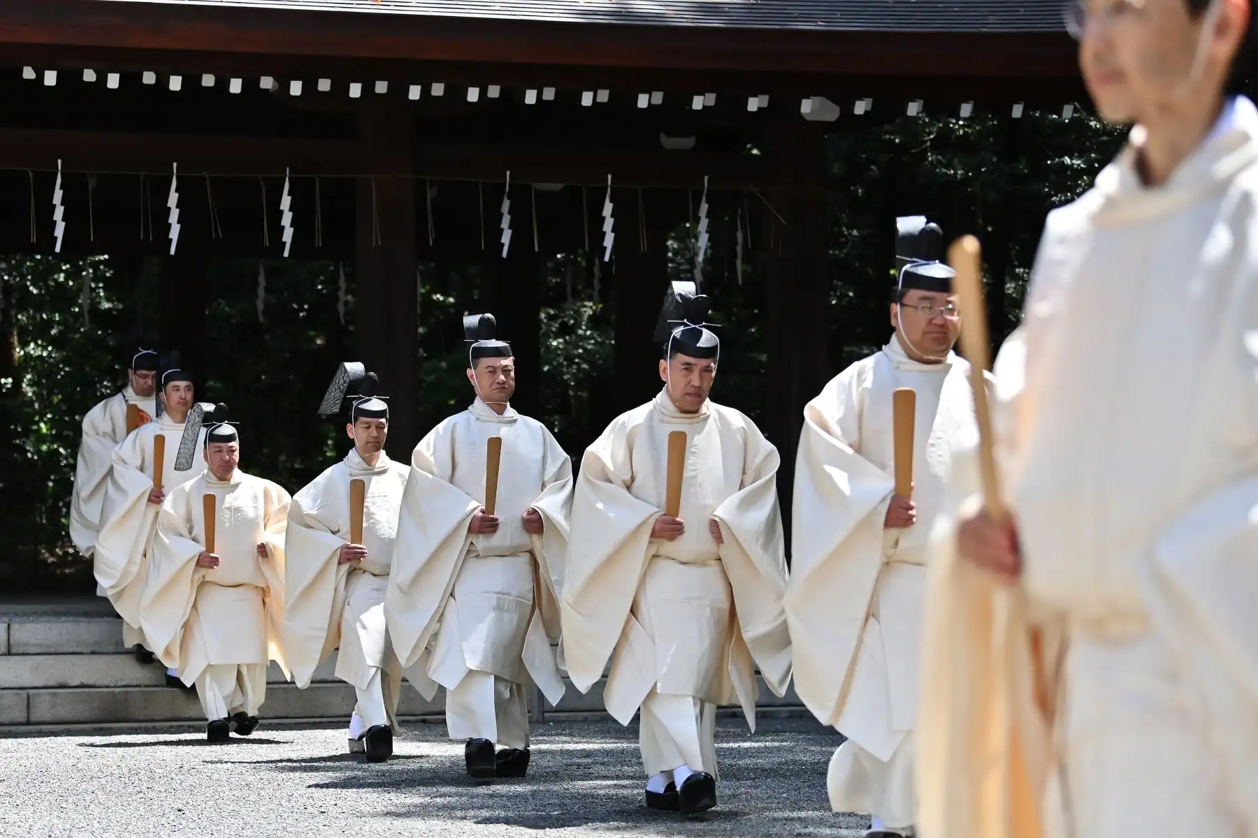 Los sacerdotes sintoístas caminan hacia el edificio principal para llevar a cabo una ceremonia festiva para informar sobre la entronización del nuevo emperador. Foto: AFP