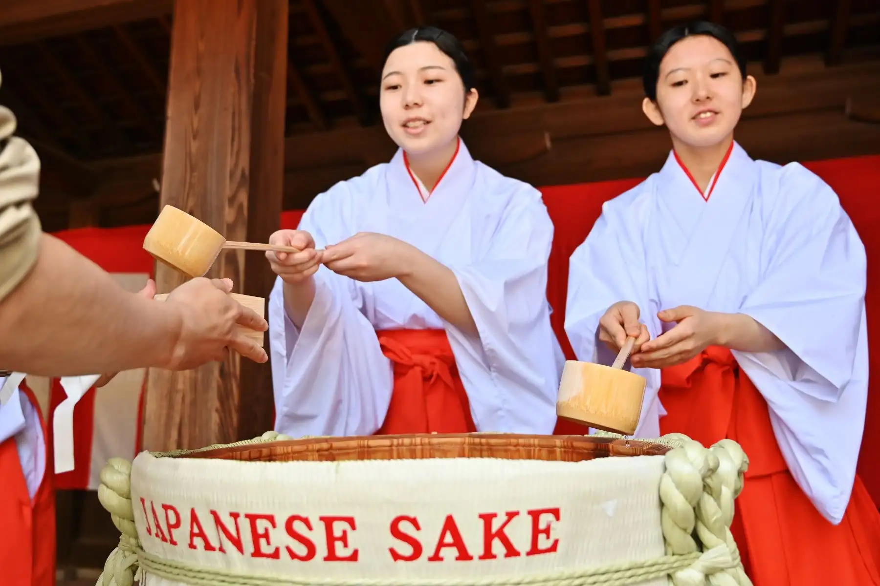 La gente recibe sake para celebrar el cambio de una era en el Santuario Meiji en Tokio. Foto: AFP