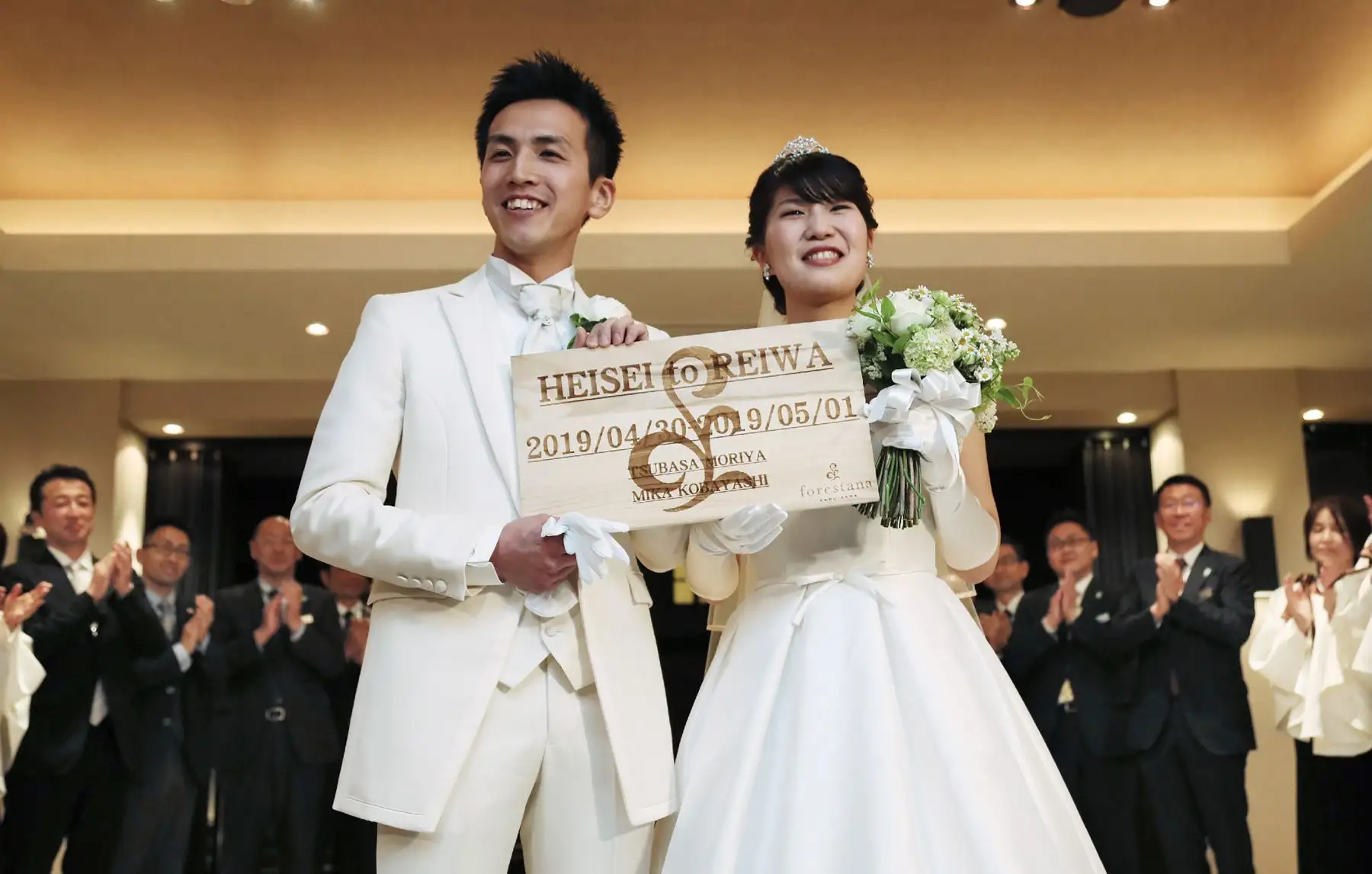 Novios japoneses celebran la era "Reiwa" en Karuizawa. Foto: AFP