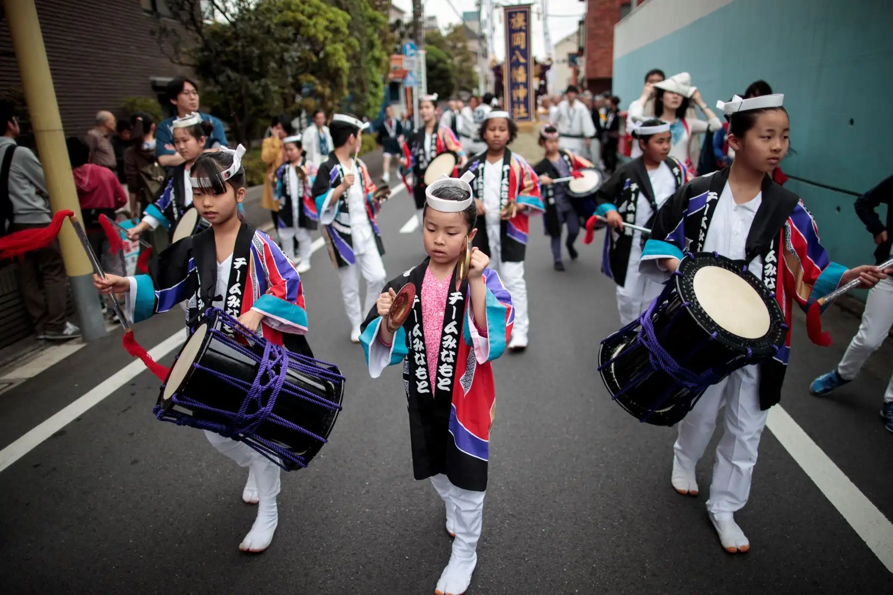 Los niños tocan la batería durante una ceremonia para celebrar la adhesión del nuevo emperador al trono en el barrio Nakanobu de Tokio. Foto: AFP