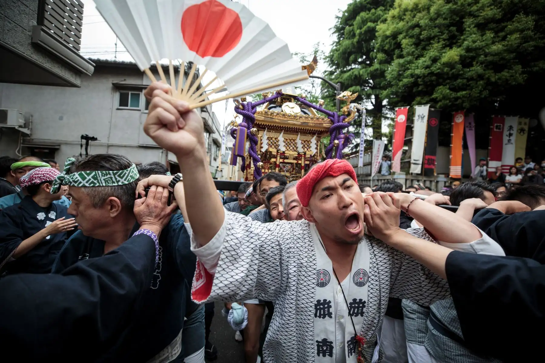 Japoneses llevan un santuario portátil o "mikoshi" durante una ceremonia para celebrar la adhesión del nuevo emperador al trono en el barrio Nakanobu de Tokio. Foto: AFP
