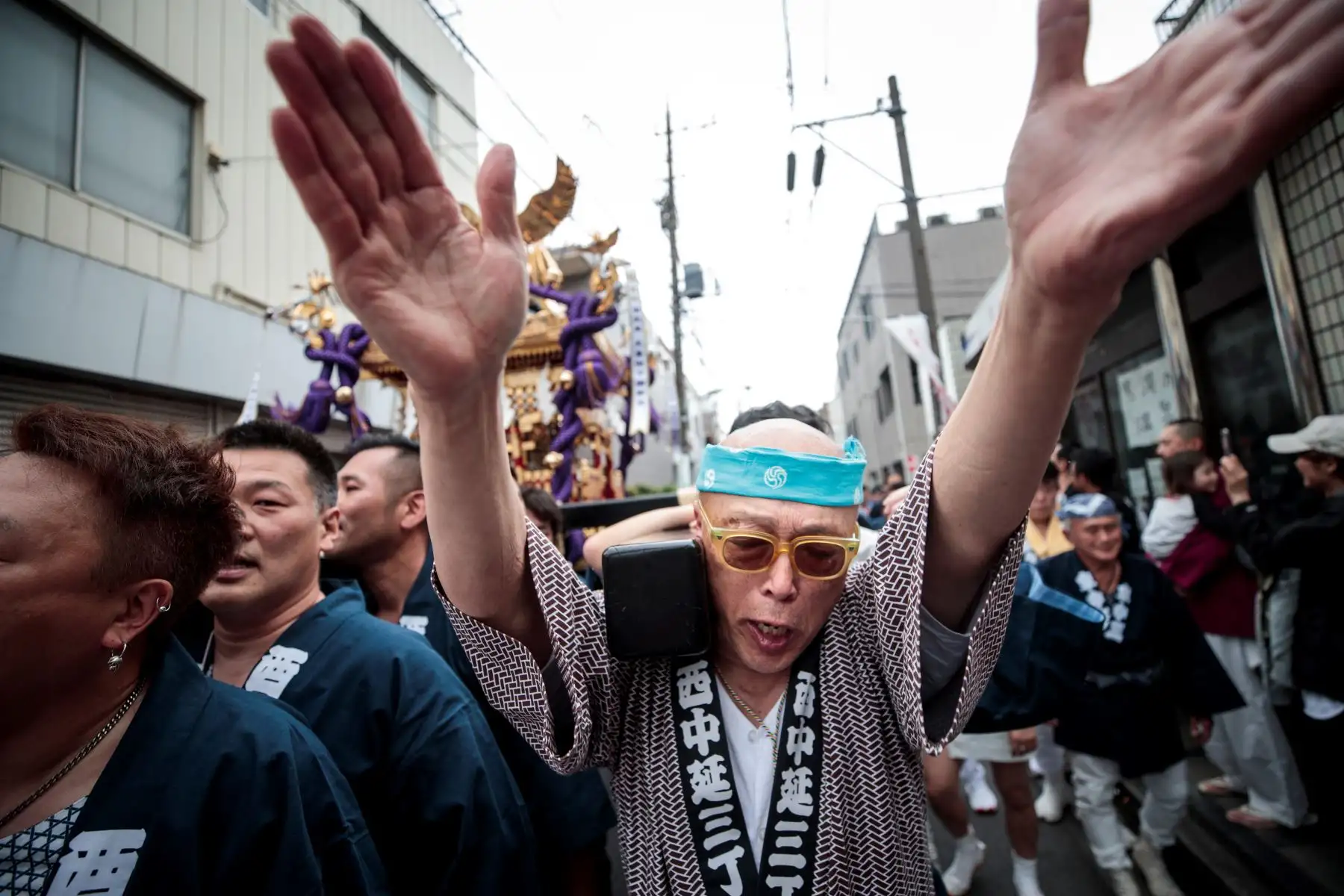 Japoneses llevan un santuario portátil o "mikoshi" durante una ceremonia para celebrar la adhesión del nuevo emperador al trono en el barrio Nakanobu de Tokio. Foto: AFP