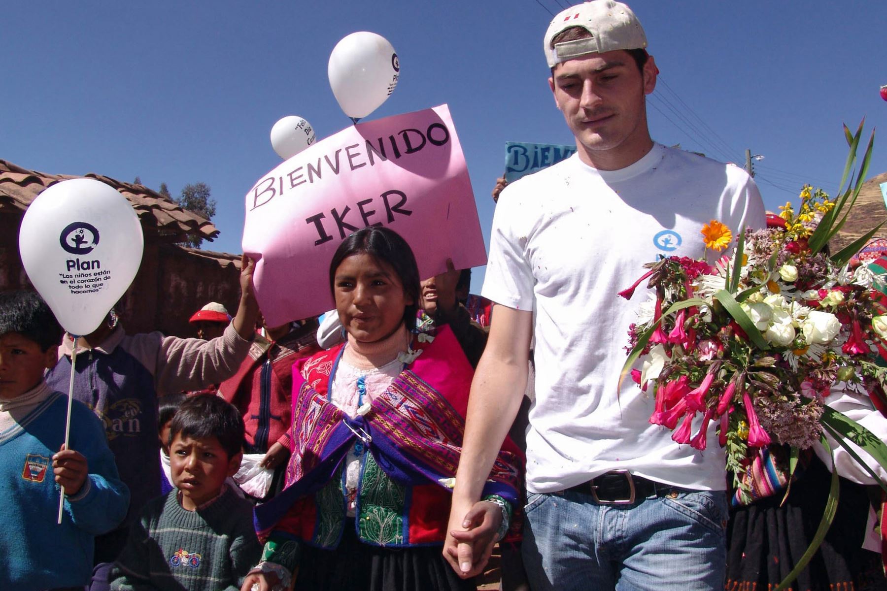 El portero Iker Casillas, camina de la mano de una niña en la comunidad de Patabamba, en Cusco, Perú, el 5 de julio de 2008. Foto: AFP