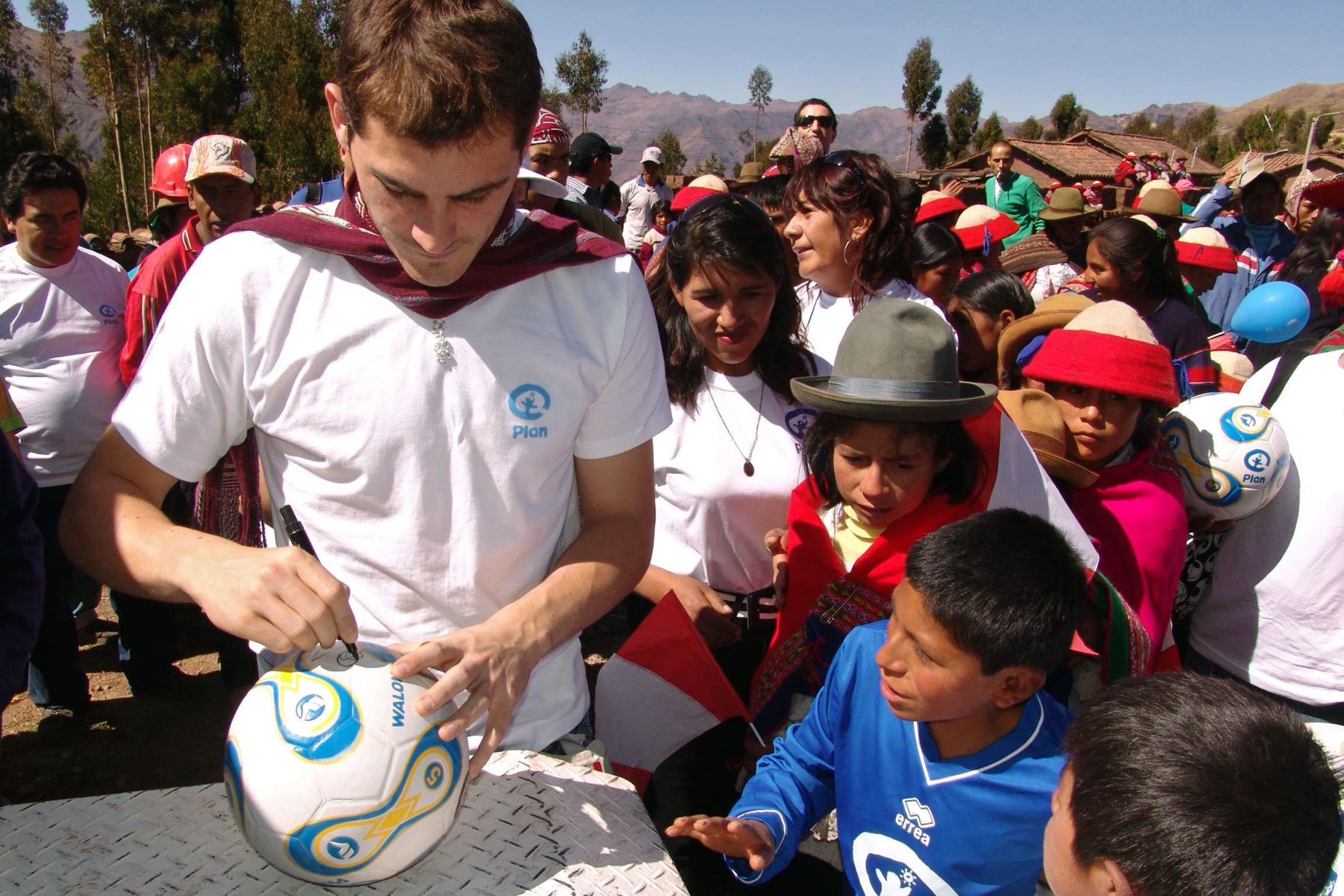 El portero Iker Casillas, firma autógrafos en la comunidad de Patabamba, en Cusco, Perú, el 5 de julio de 2008. Foto: AFP
