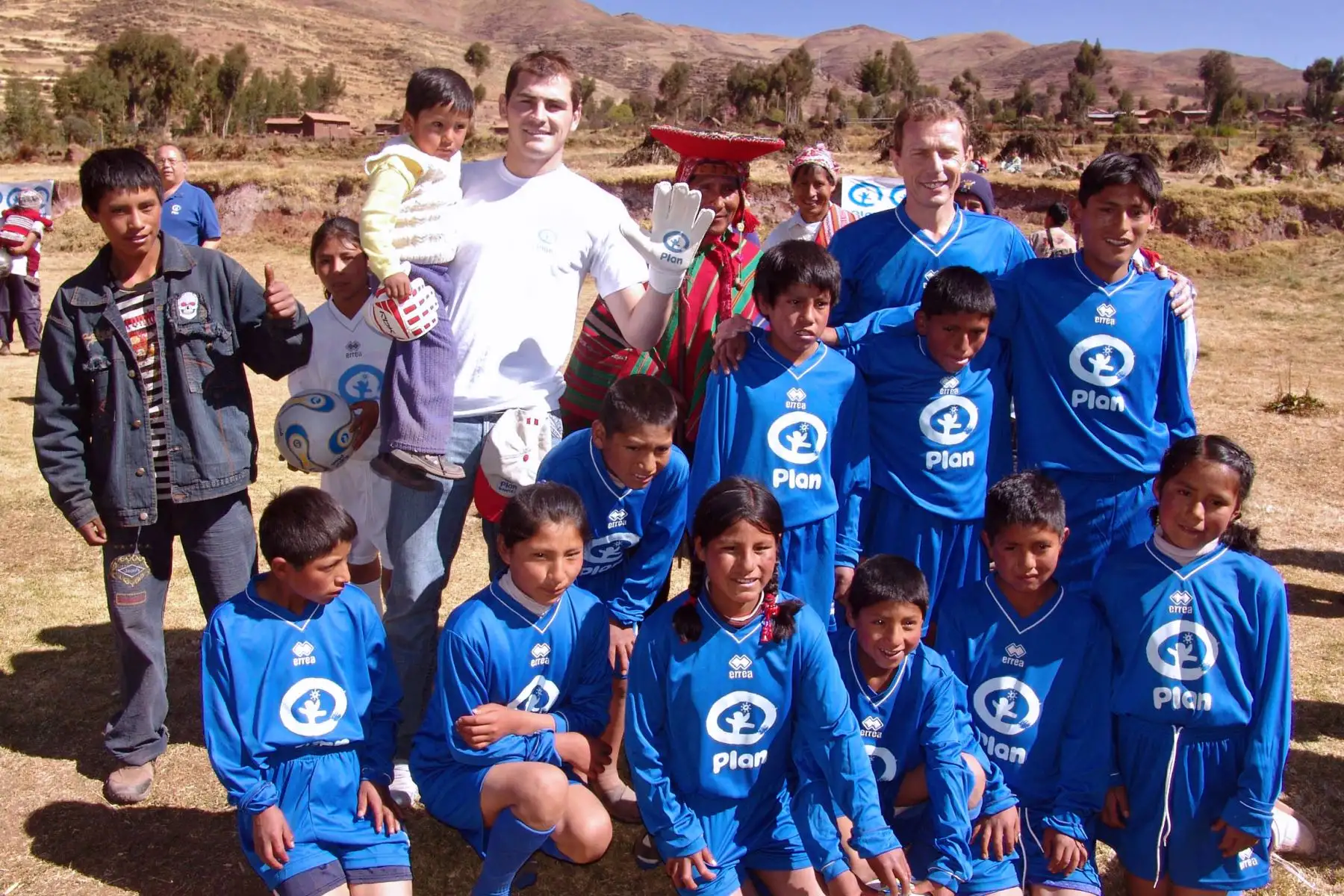 El portero Iker Casillas, en la comunidad de Patabamba, en Cusco, Perú, el 5 de julio de 2008. Foto: AFP