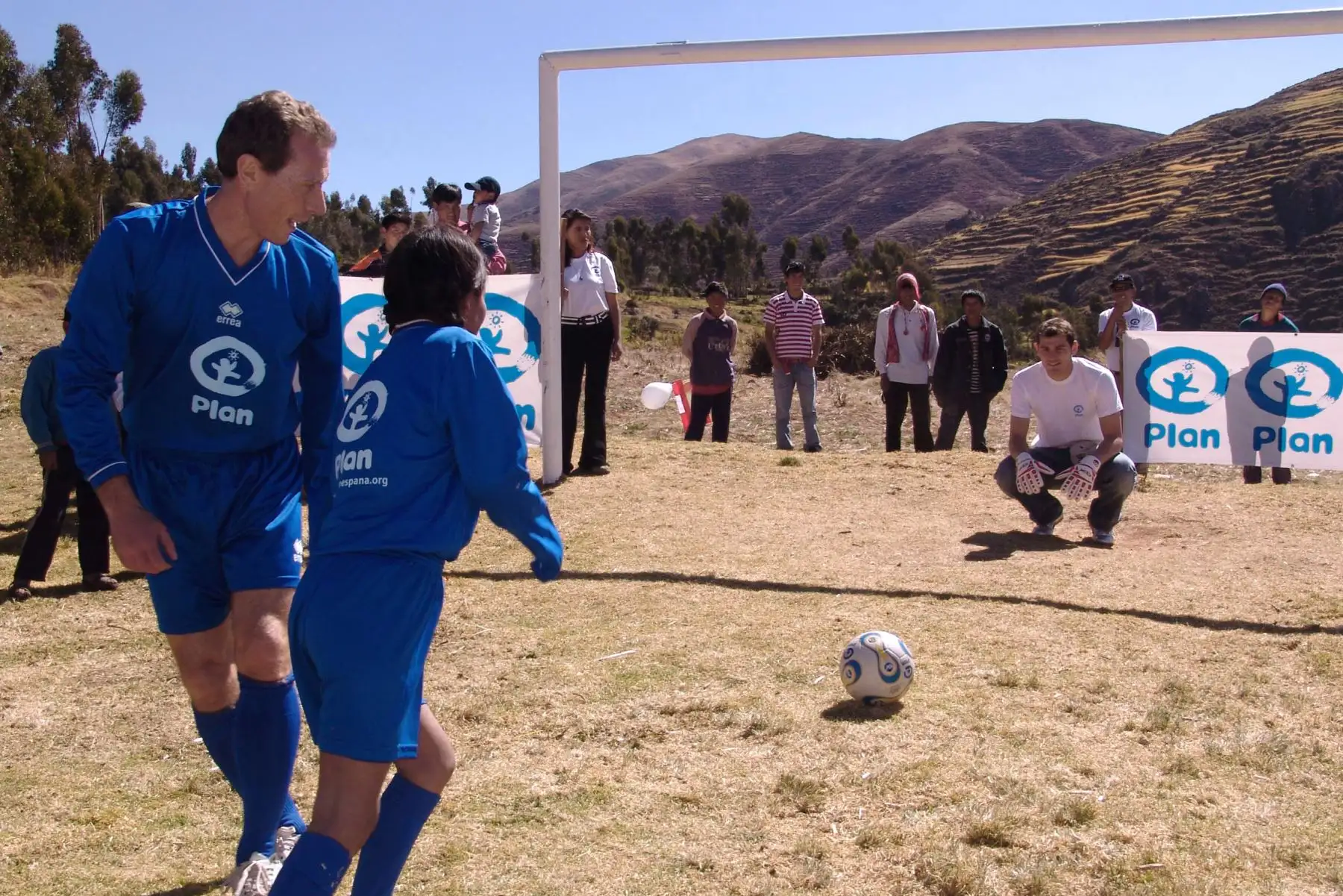 El portero Iker Casillas, con niños en la comunidad de Patabamba, en Cusco, Perú, el 5 de julio de 2008. Foto: AFP