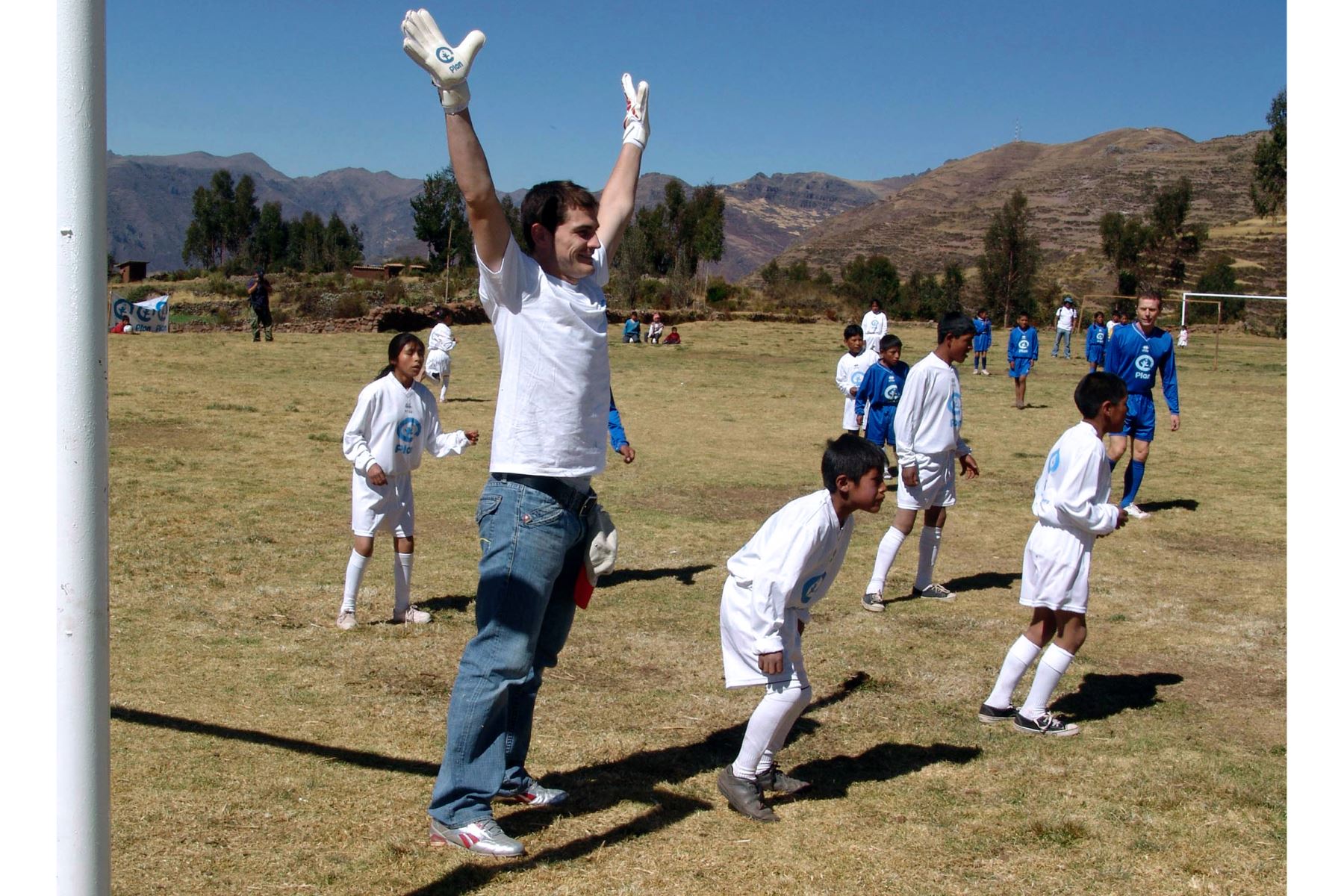 El portero Iker Casillas, con niños en la comunidad de Patabamba, en Cusco, Perú, el 5 de julio de 2008. Foto: AFP