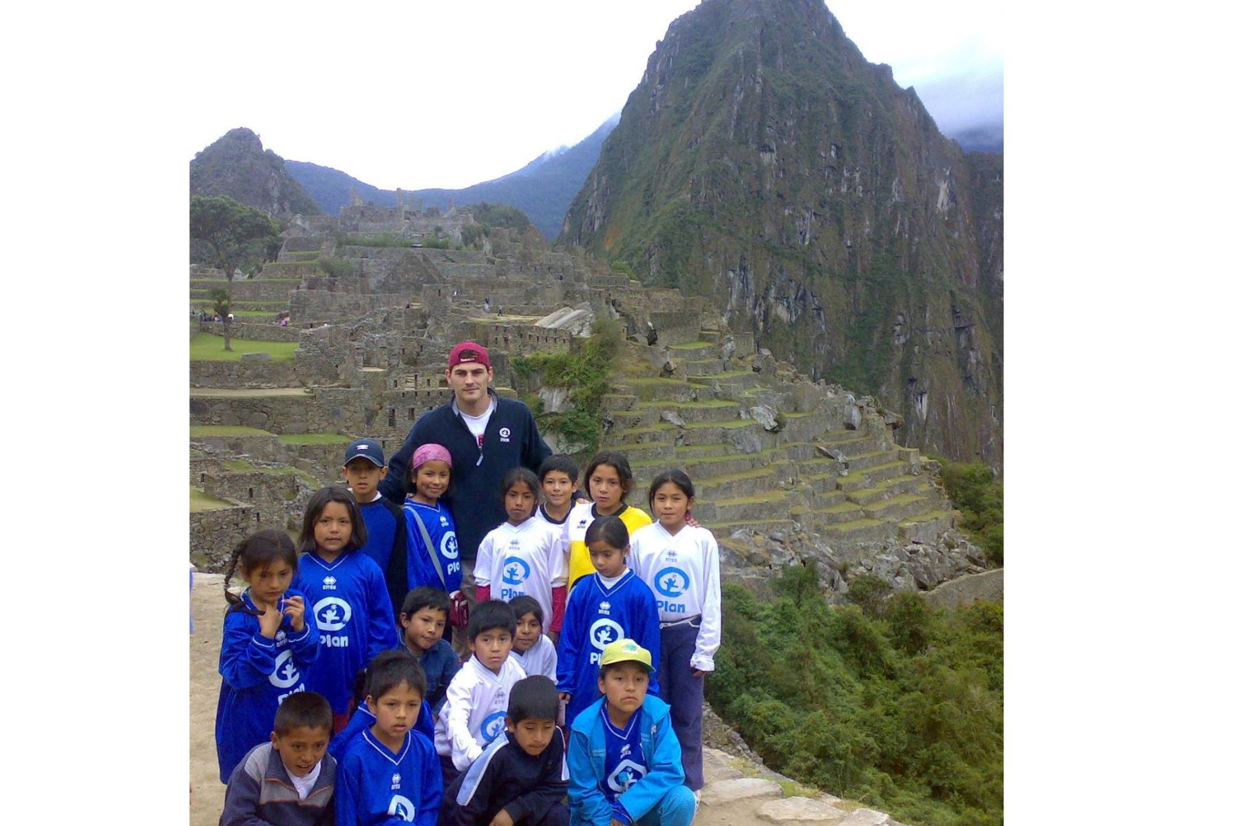Iker Casillas, quien en la imagen posa junto a un grupo de niños cusqueños, quedó maravillado con la impresionante arquitectura y el cautivante paisaje natural que componen el Santuario Histórico y Parque Arqueológico de Machu Picchu, una de las siete nuevas maravillas del orbe.AFP