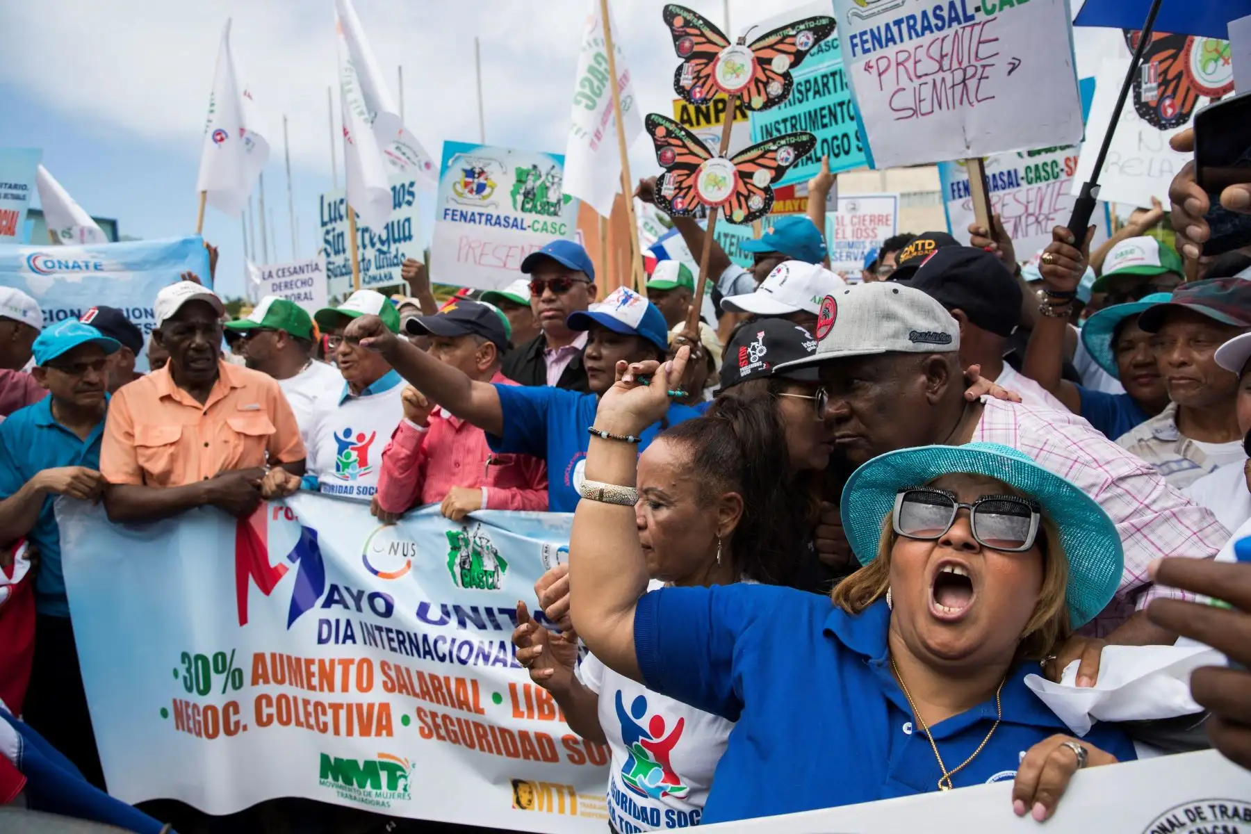 Manifestantes se enfrentan con miembros de la Guardia Nacional Bolivariana en las calles de Caracas. Foto: AFP
