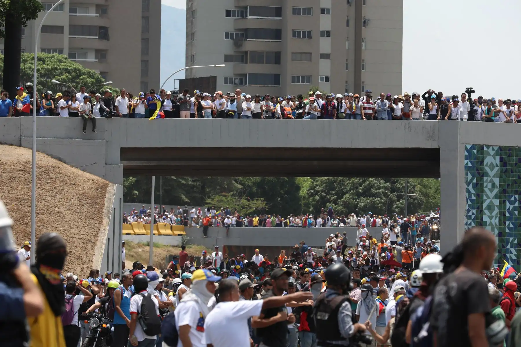 Manifestantes se enfrentan con miembros de la Guardia Nacional Bolivariana en las calles de Caracas. Foto: AFP