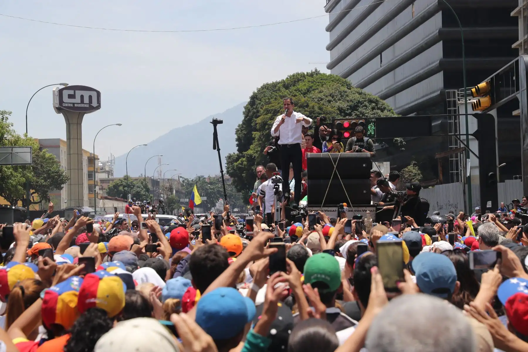 Manifestantes se enfrentan con miembros de la Guardia Nacional Bolivariana en las calles de Caracas. Foto: AFP