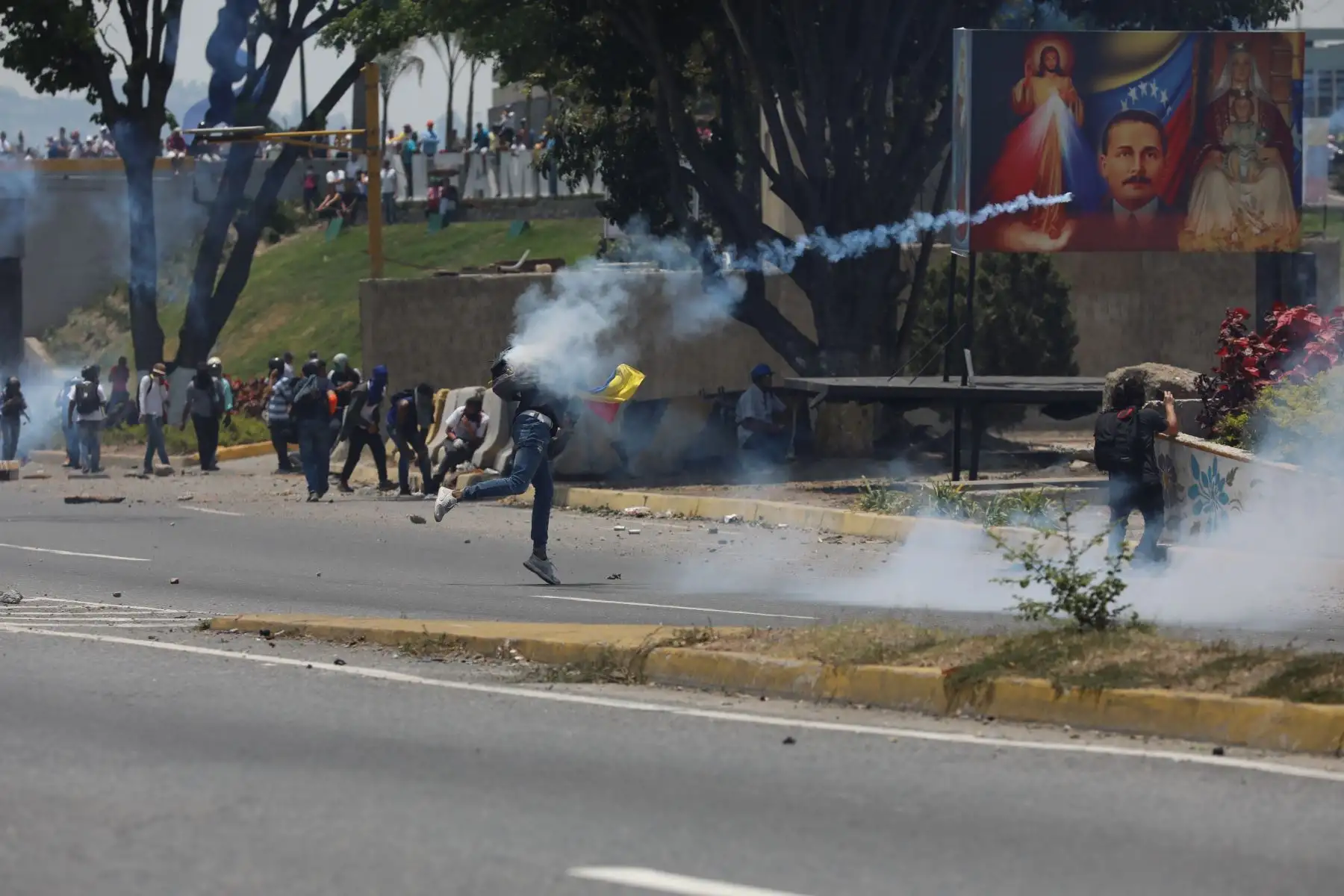 Manifestantes se enfrentan con miembros de la Guardia Nacional Bolivariana en las calles de Caracas. Foto: AFP