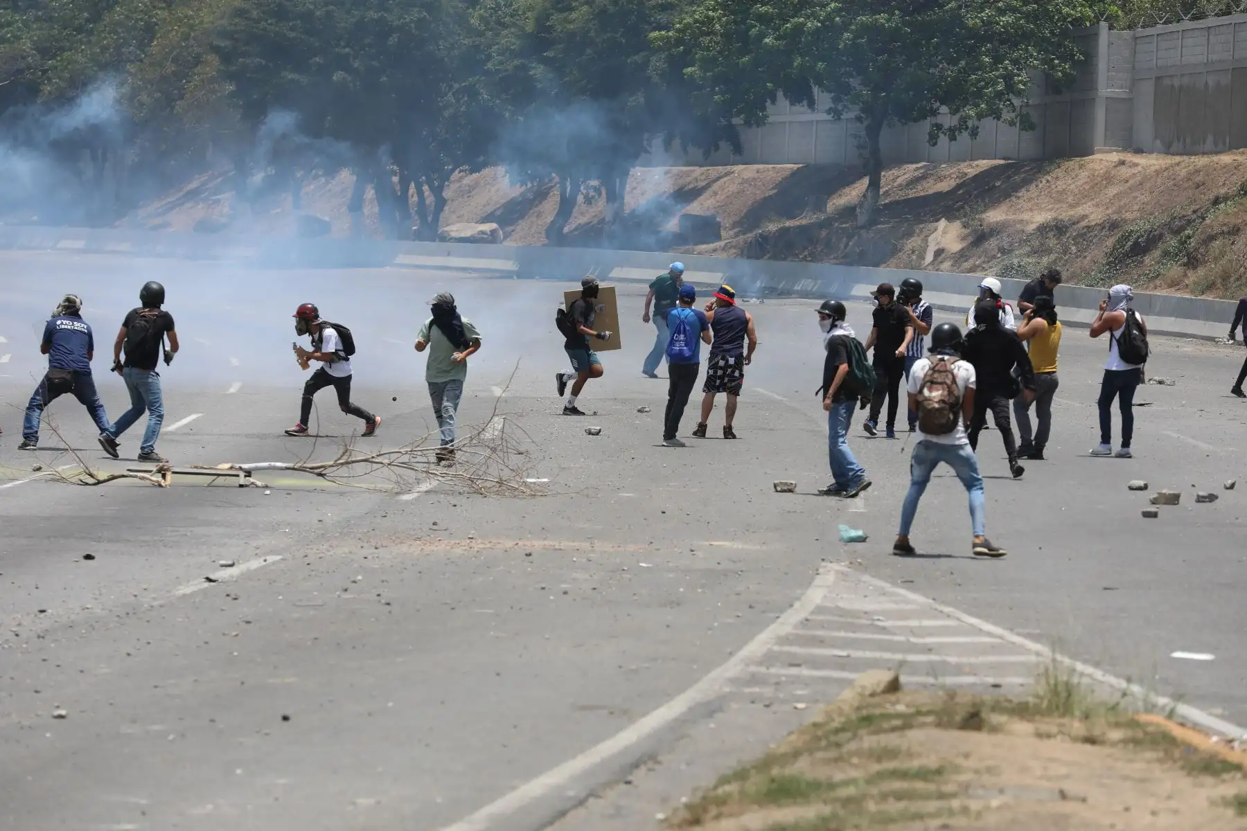 Manifestantes se enfrentan con miembros de la Guardia Nacional Bolivariana en las calles de Caracas. Foto: AFP