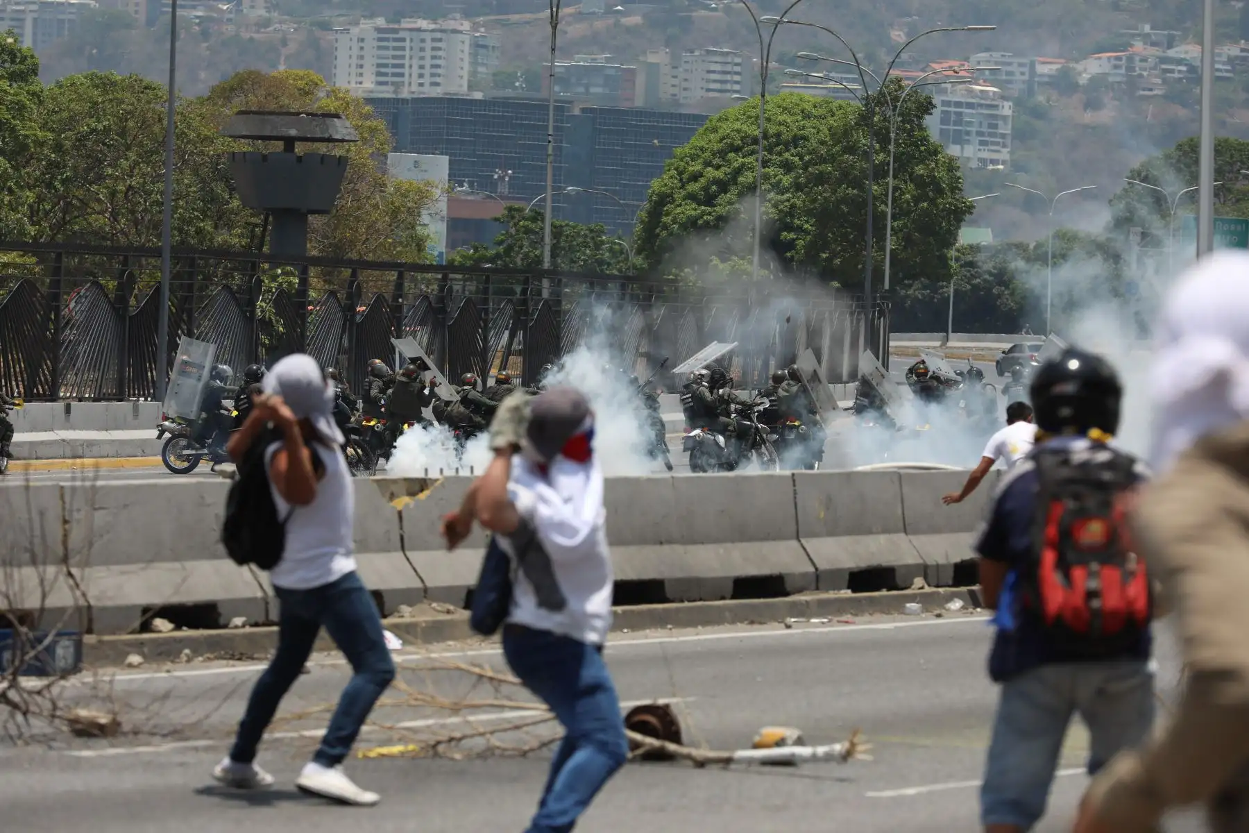 Manifestantes se enfrentan con miembros de la Guardia Nacional Bolivariana en las calles de Caracas. Foto: AFP
