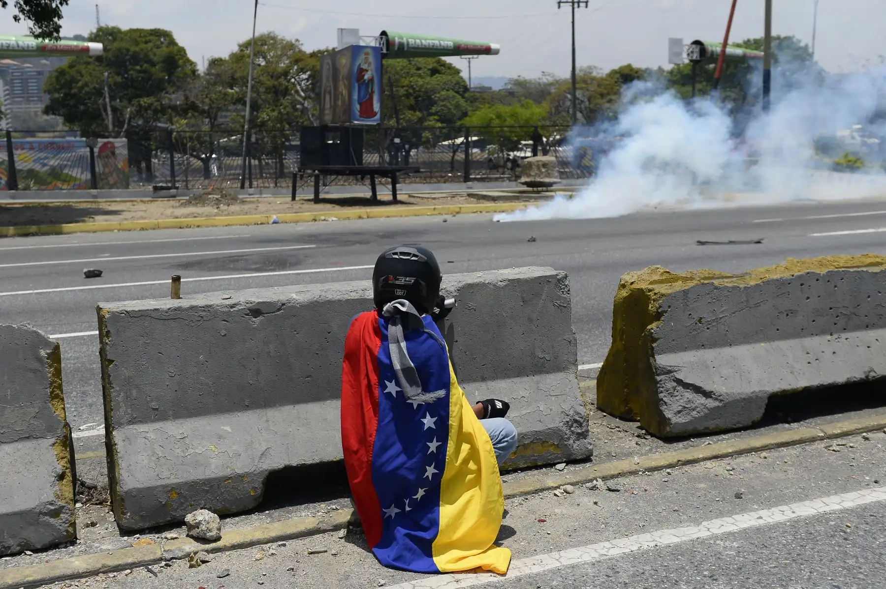 Manifestantes se enfrentan con miembros de la Guardia Nacional Bolivariana en las calles de Caracas. Foto: AFP