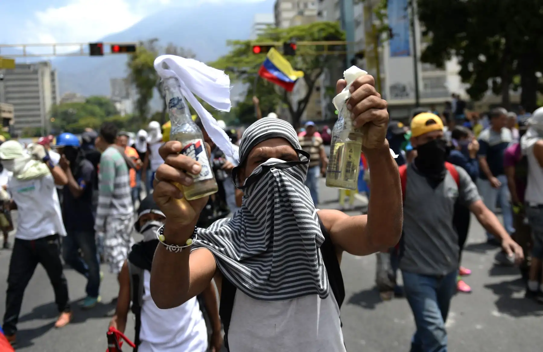 Manifestantes se enfrentan con miembros de la Guardia Nacional Bolivariana en las calles de Caracas. Foto: AFP
