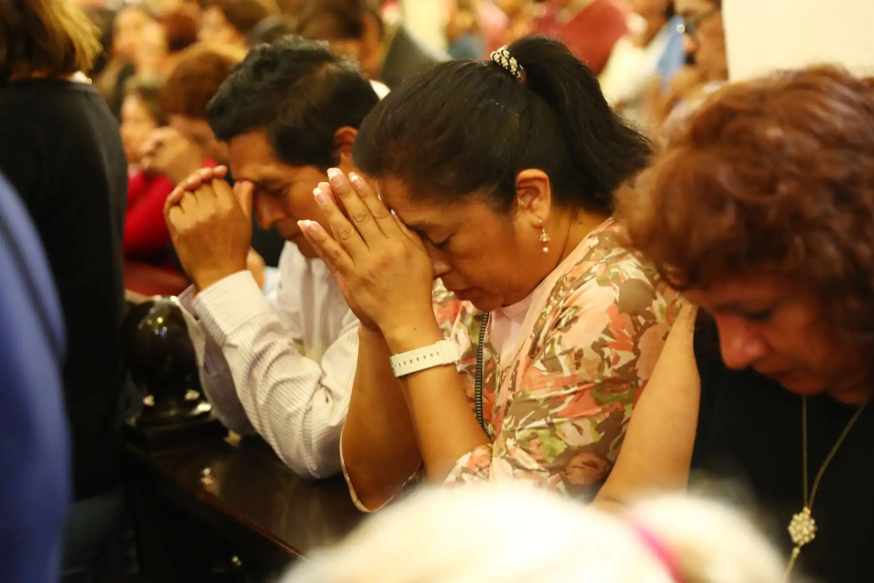 Devotos rinden tributo a  la Virgen de Chapi en la iglesia San Francisco en Lima. Foto: ANDINA/Norman Córdova