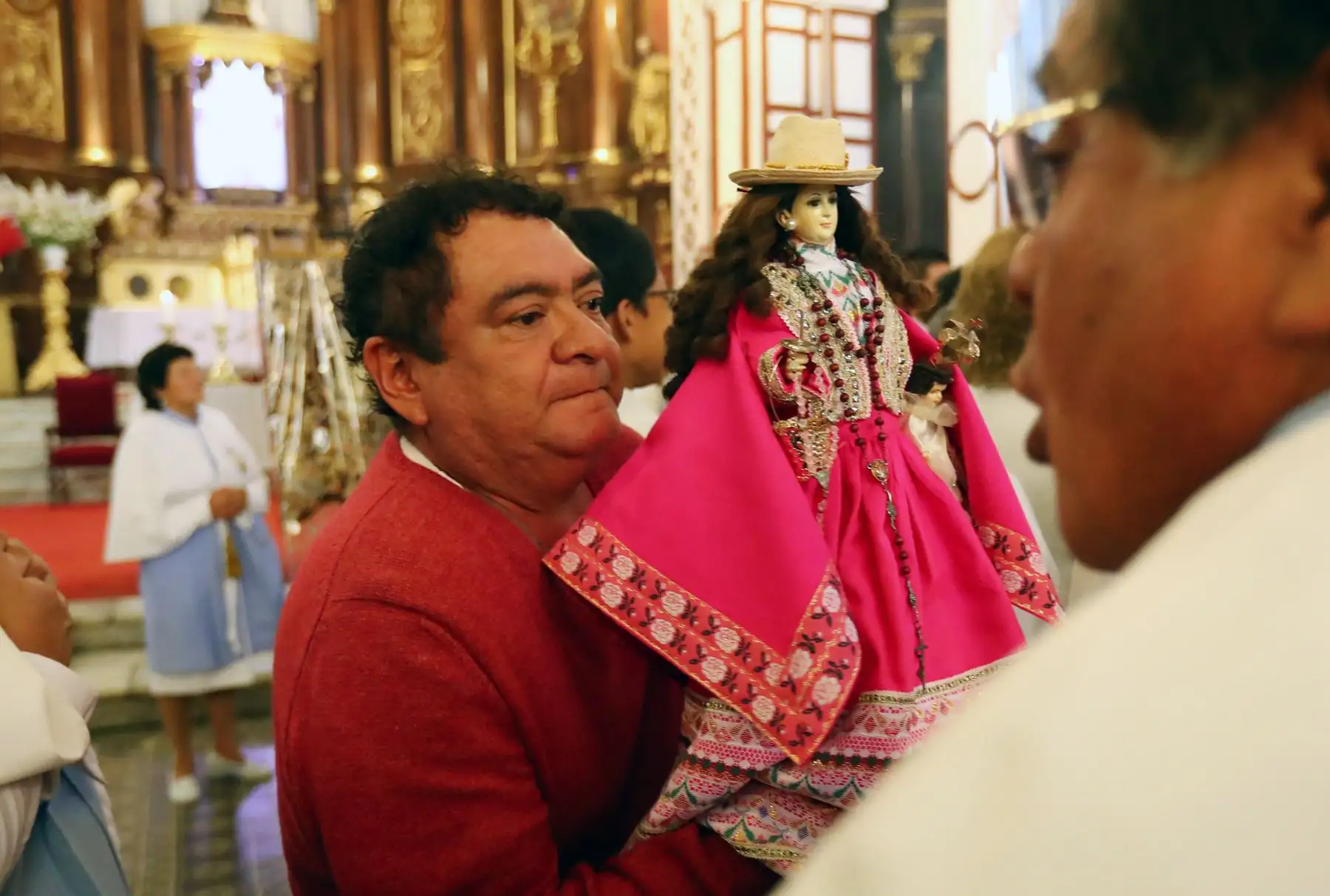 Devotos rinden tributo a  la Virgen de Chapi en la iglesia San Francisco en Lima. Foto: ANDINA/Norman Córdova